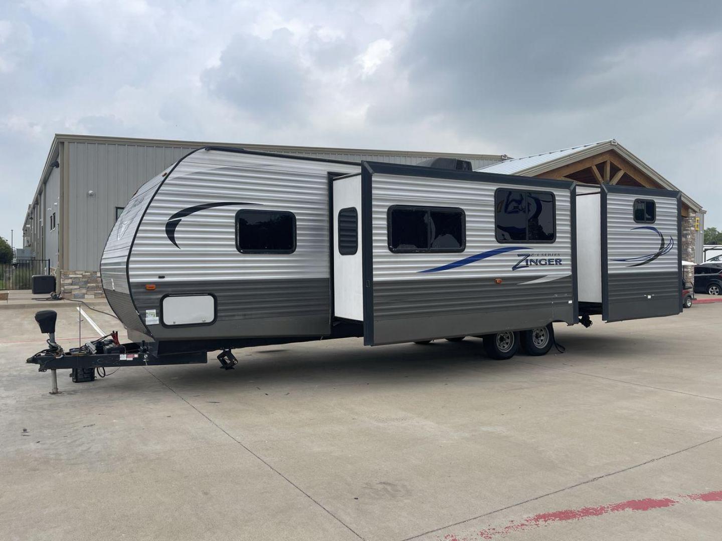 2018 CROSSROADS ZINGER 328SB - (4YDT32824JS) , Length: 36.5 ft. | Dry Weight: 7,734 lbs. | Gross Weight: 9,740 lbs. | Slides: 2 transmission, located at 4319 N Main St, Cleburne, TX, 76033, (817) 678-5133, 32.385960, -97.391212 - Photo#23