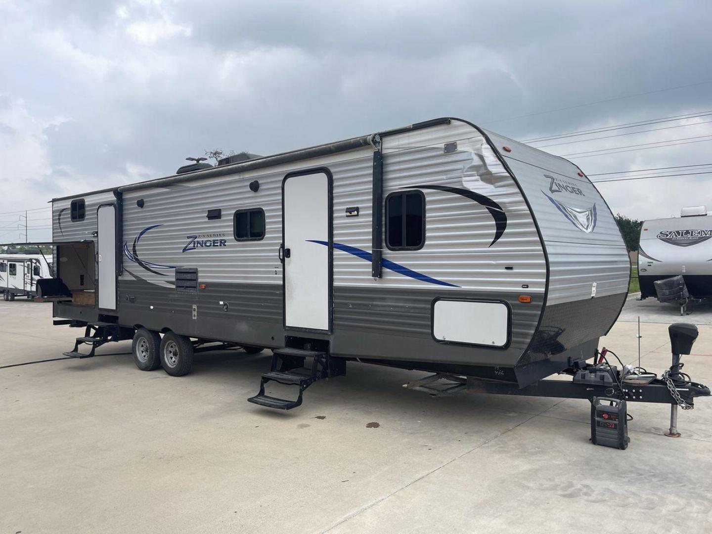 2018 CROSSROADS ZINGER 328SB - (4YDT32824JS) , Length: 36.5 ft. | Dry Weight: 7,734 lbs. | Gross Weight: 9,740 lbs. | Slides: 2 transmission, located at 4319 N Main St, Cleburne, TX, 76033, (817) 678-5133, 32.385960, -97.391212 - Photo#24