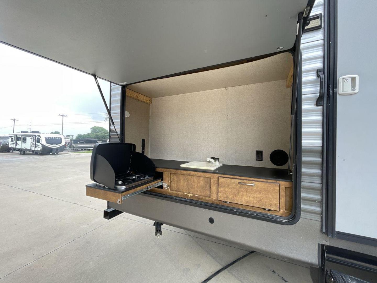 2018 CROSSROADS ZINGER 328SB - (4YDT32824JS) , Length: 36.5 ft. | Dry Weight: 7,734 lbs. | Gross Weight: 9,740 lbs. | Slides: 2 transmission, located at 4319 N Main St, Cleburne, TX, 76033, (817) 678-5133, 32.385960, -97.391212 - Photo#25