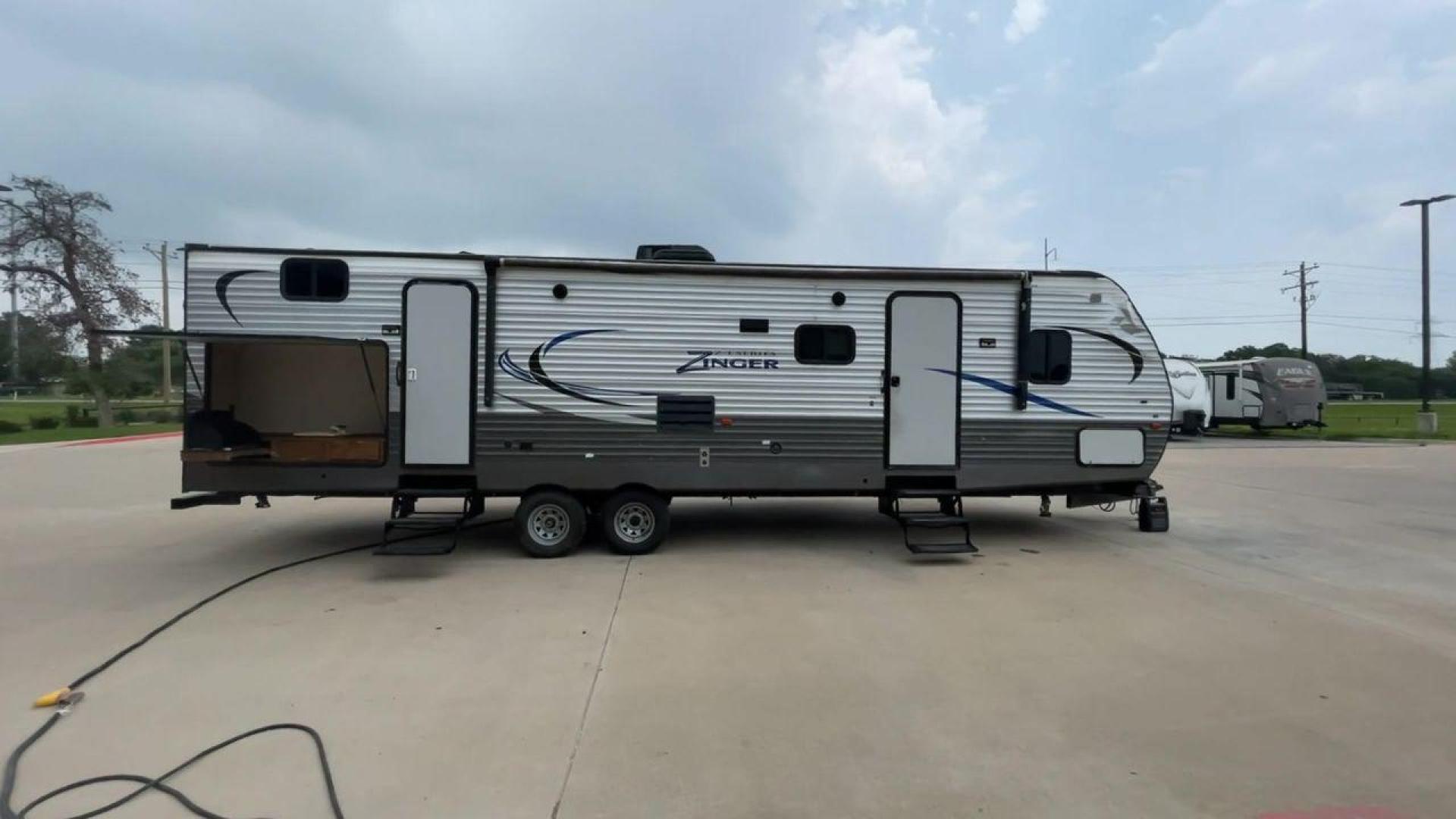 2018 CROSSROADS ZINGER 328SB - (4YDT32824JS) , Length: 36.5 ft. | Dry Weight: 7,734 lbs. | Gross Weight: 9,740 lbs. | Slides: 2 transmission, located at 4319 N Main St, Cleburne, TX, 76033, (817) 678-5133, 32.385960, -97.391212 - Photo#2