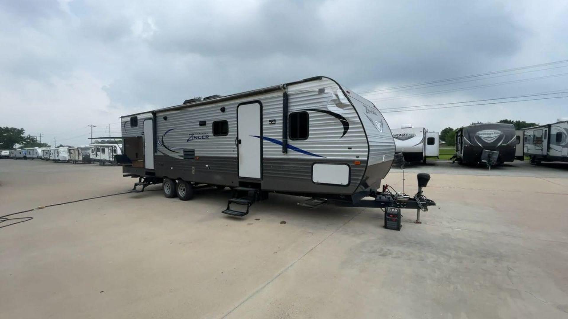 2018 CROSSROADS ZINGER 328SB - (4YDT32824JS) , Length: 36.5 ft. | Dry Weight: 7,734 lbs. | Gross Weight: 9,740 lbs. | Slides: 2 transmission, located at 4319 N Main St, Cleburne, TX, 76033, (817) 678-5133, 32.385960, -97.391212 - Photo#3