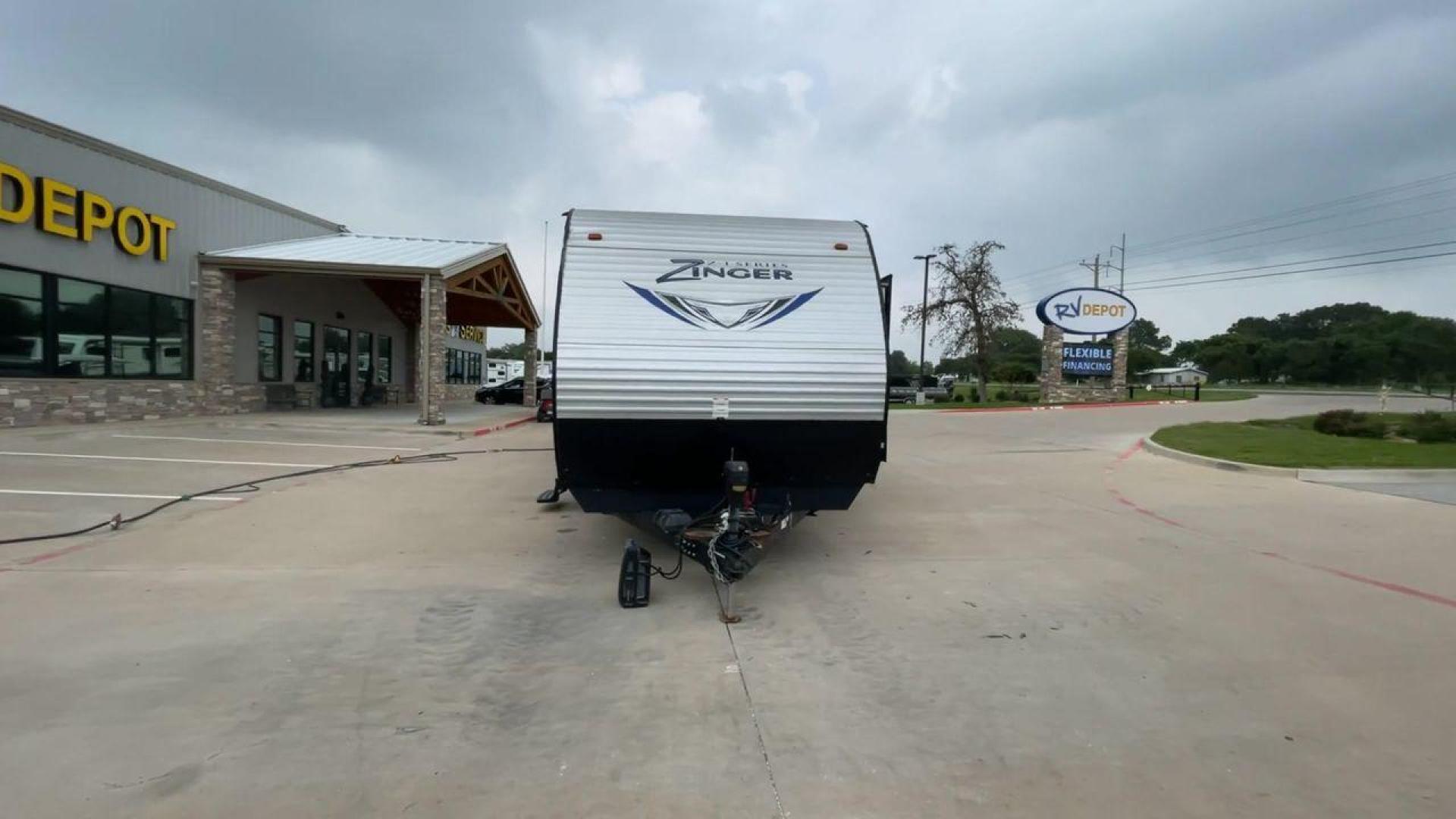 2018 CROSSROADS ZINGER 328SB - (4YDT32824JS) , Length: 36.5 ft. | Dry Weight: 7,734 lbs. | Gross Weight: 9,740 lbs. | Slides: 2 transmission, located at 4319 N Main St, Cleburne, TX, 76033, (817) 678-5133, 32.385960, -97.391212 - Photo#4