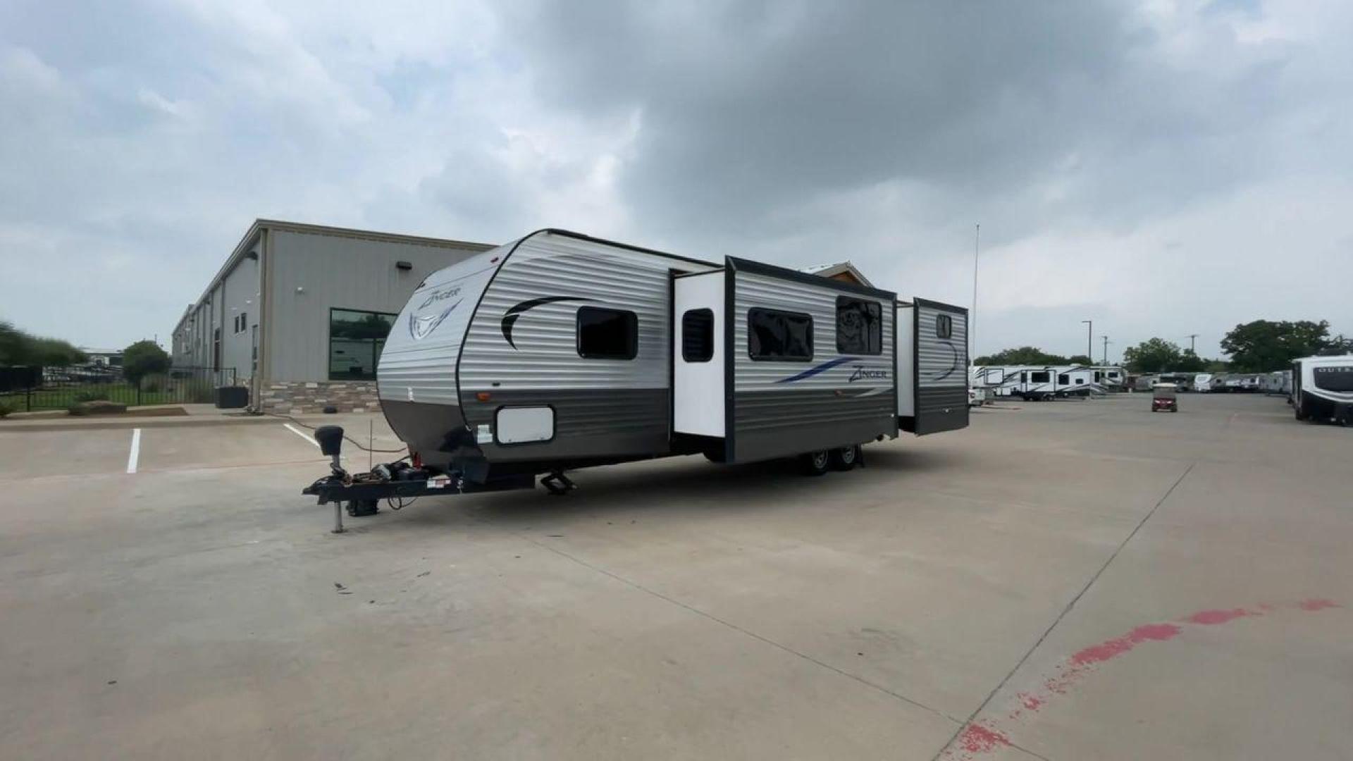 2018 CROSSROADS ZINGER 328SB - (4YDT32824JS) , Length: 36.5 ft. | Dry Weight: 7,734 lbs. | Gross Weight: 9,740 lbs. | Slides: 2 transmission, located at 4319 N Main St, Cleburne, TX, 76033, (817) 678-5133, 32.385960, -97.391212 - Photo#5