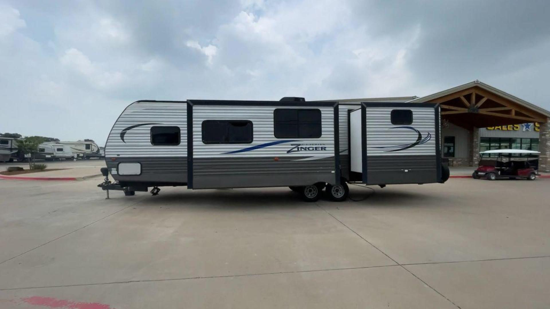 2018 CROSSROADS ZINGER 328SB - (4YDT32824JS) , Length: 36.5 ft. | Dry Weight: 7,734 lbs. | Gross Weight: 9,740 lbs. | Slides: 2 transmission, located at 4319 N Main St, Cleburne, TX, 76033, (817) 678-5133, 32.385960, -97.391212 - Photo#6