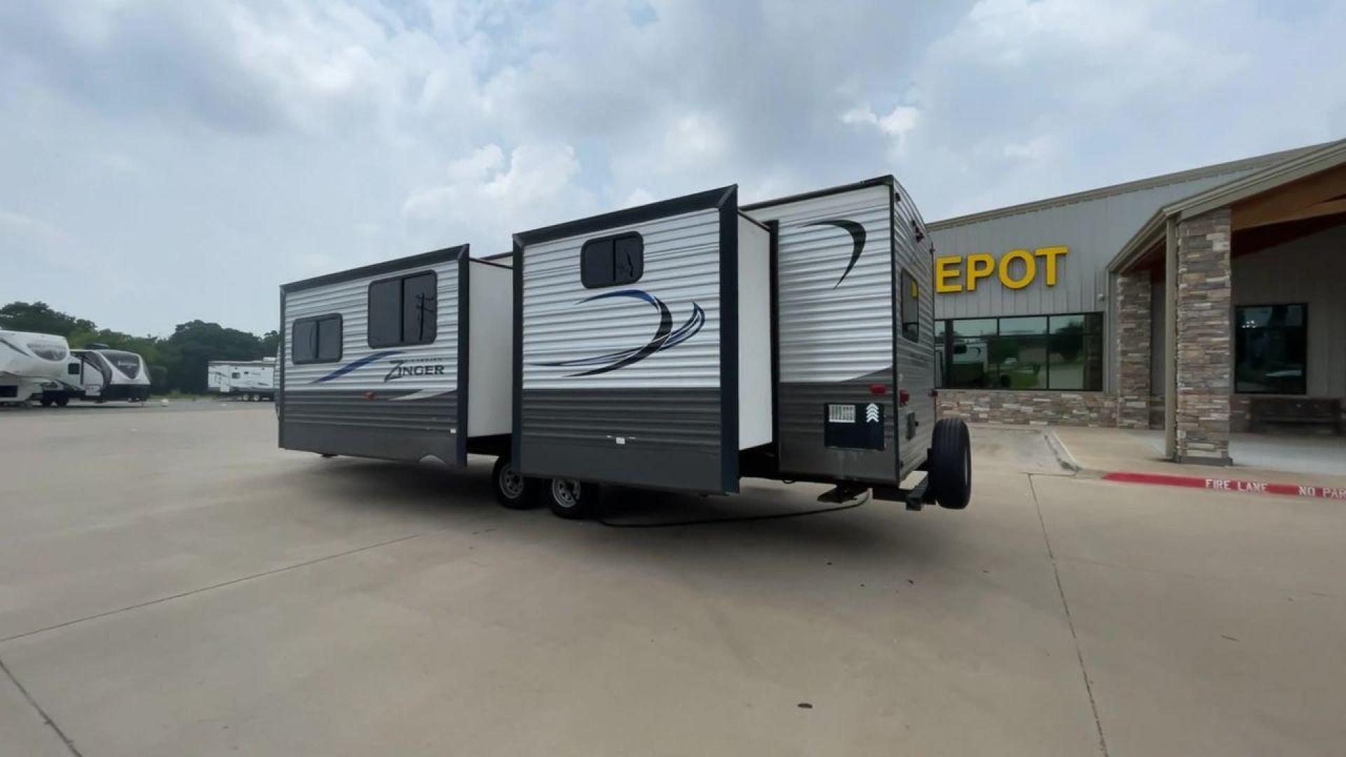 2018 CROSSROADS ZINGER 328SB - (4YDT32824JS) , Length: 36.5 ft. | Dry Weight: 7,734 lbs. | Gross Weight: 9,740 lbs. | Slides: 2 transmission, located at 4319 N Main St, Cleburne, TX, 76033, (817) 678-5133, 32.385960, -97.391212 - Photo#7