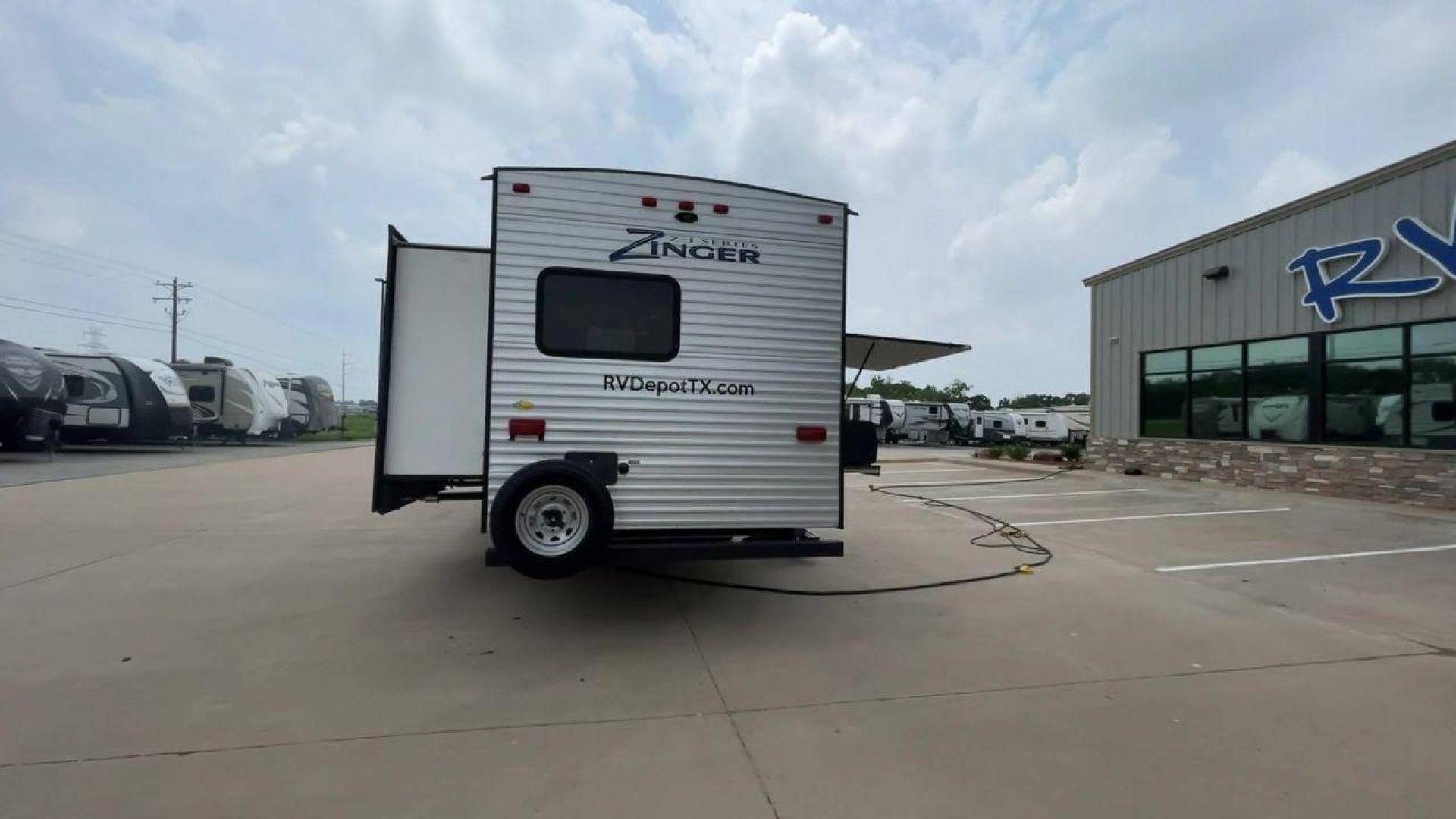 2018 CROSSROADS ZINGER 328SB - (4YDT32824JS) , Length: 36.5 ft. | Dry Weight: 7,734 lbs. | Gross Weight: 9,740 lbs. | Slides: 2 transmission, located at 4319 N Main St, Cleburne, TX, 76033, (817) 678-5133, 32.385960, -97.391212 - Photo#8