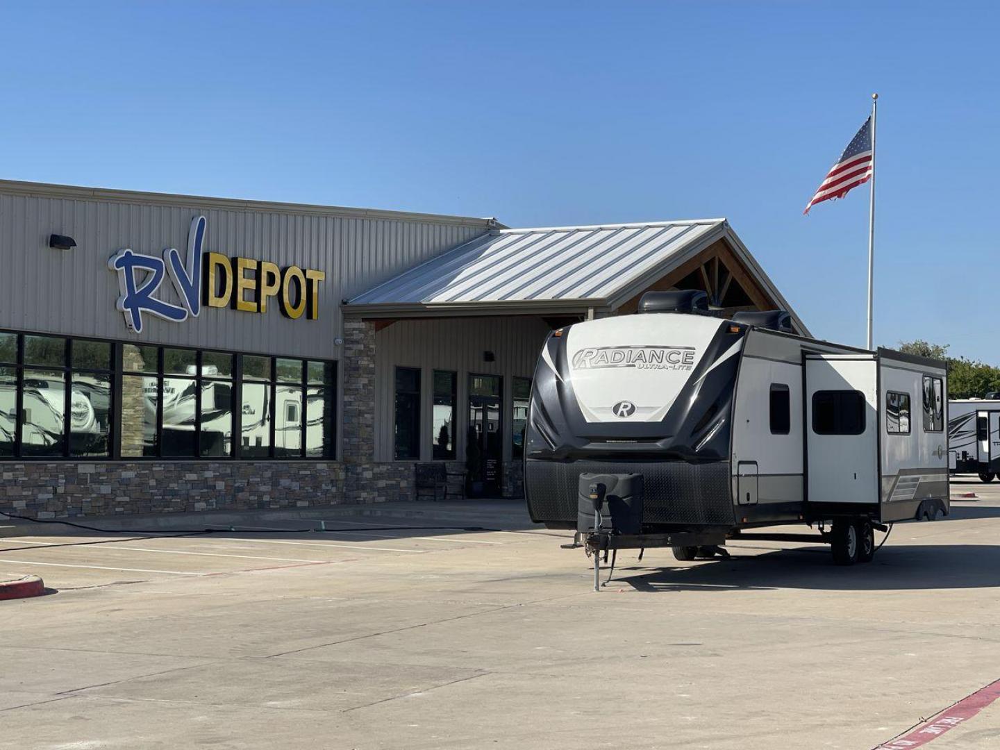 2018 CRUISER RADIANCE 28QD (5RXFB3321J2) , Length: 33.33 ft. | Dry Weight: 6,025 lbs. | Gross Weight: 9,600 lbs. | Slides: 1 transmission, located at 4319 N Main St, Cleburne, TX, 76033, (817) 678-5133, 32.385960, -97.391212 - Photo#0