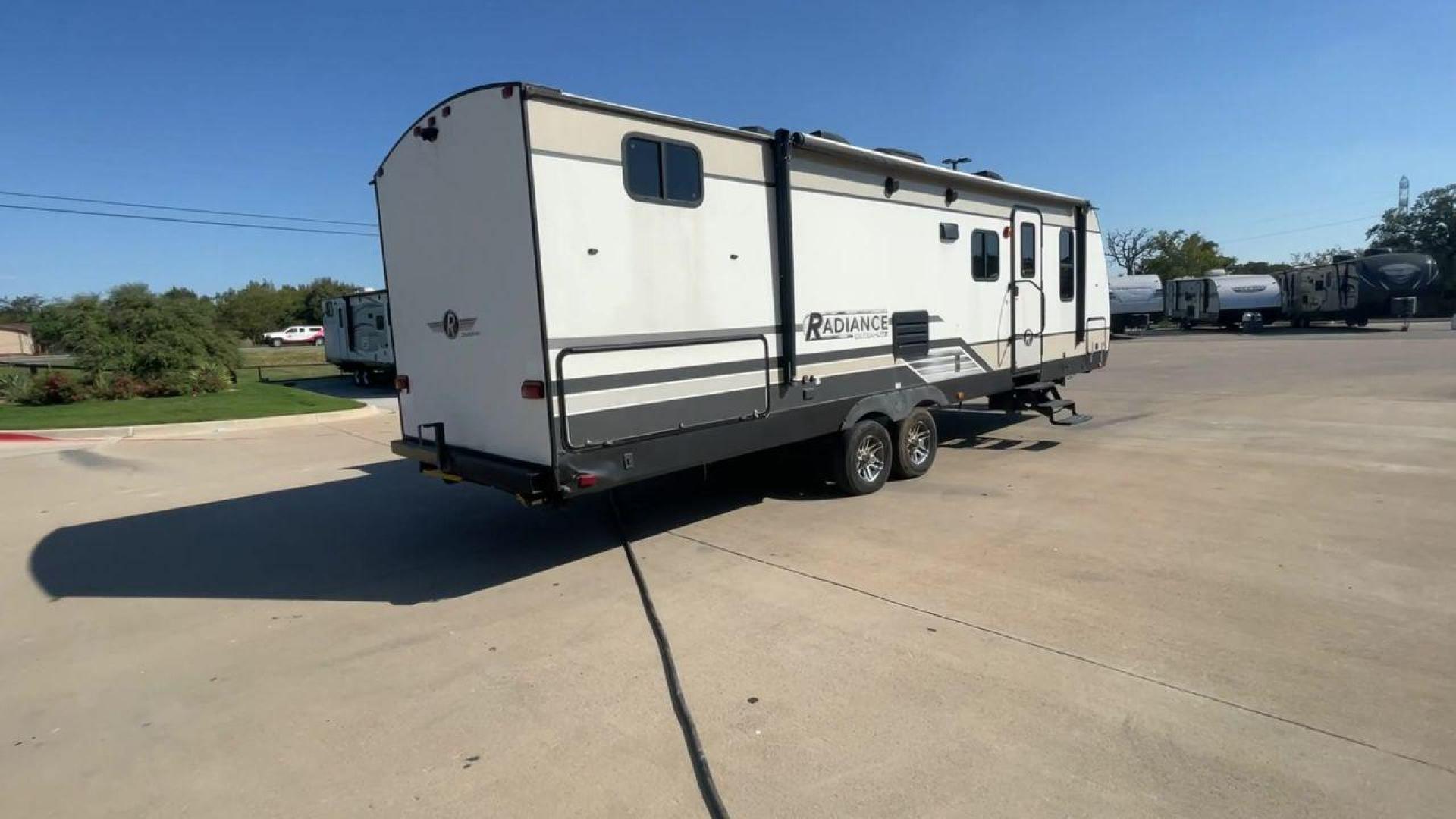 2018 CRUISER RADIANCE 28QD (5RXFB3321J2) , Length: 33.33 ft. | Dry Weight: 6,025 lbs. | Gross Weight: 9,600 lbs. | Slides: 1 transmission, located at 4319 N Main St, Cleburne, TX, 76033, (817) 678-5133, 32.385960, -97.391212 - Photo#1