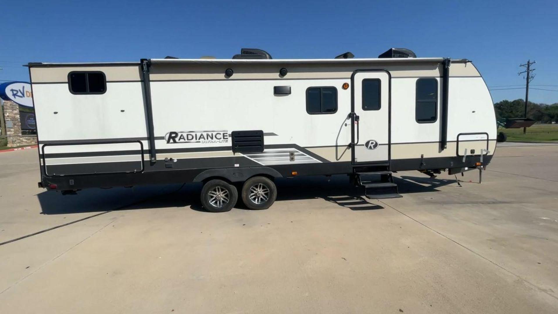 2018 CRUISER RADIANCE 28QD (5RXFB3321J2) , Length: 33.33 ft. | Dry Weight: 6,025 lbs. | Gross Weight: 9,600 lbs. | Slides: 1 transmission, located at 4319 N Main St, Cleburne, TX, 76033, (817) 678-5133, 32.385960, -97.391212 - Photo#2