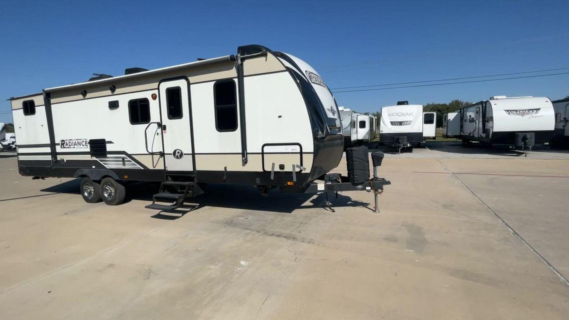 2018 CRUISER RADIANCE 28QD (5RXFB3321J2) , Length: 33.33 ft. | Dry Weight: 6,025 lbs. | Gross Weight: 9,600 lbs. | Slides: 1 transmission, located at 4319 N Main St, Cleburne, TX, 76033, (817) 678-5133, 32.385960, -97.391212 - Photo#3