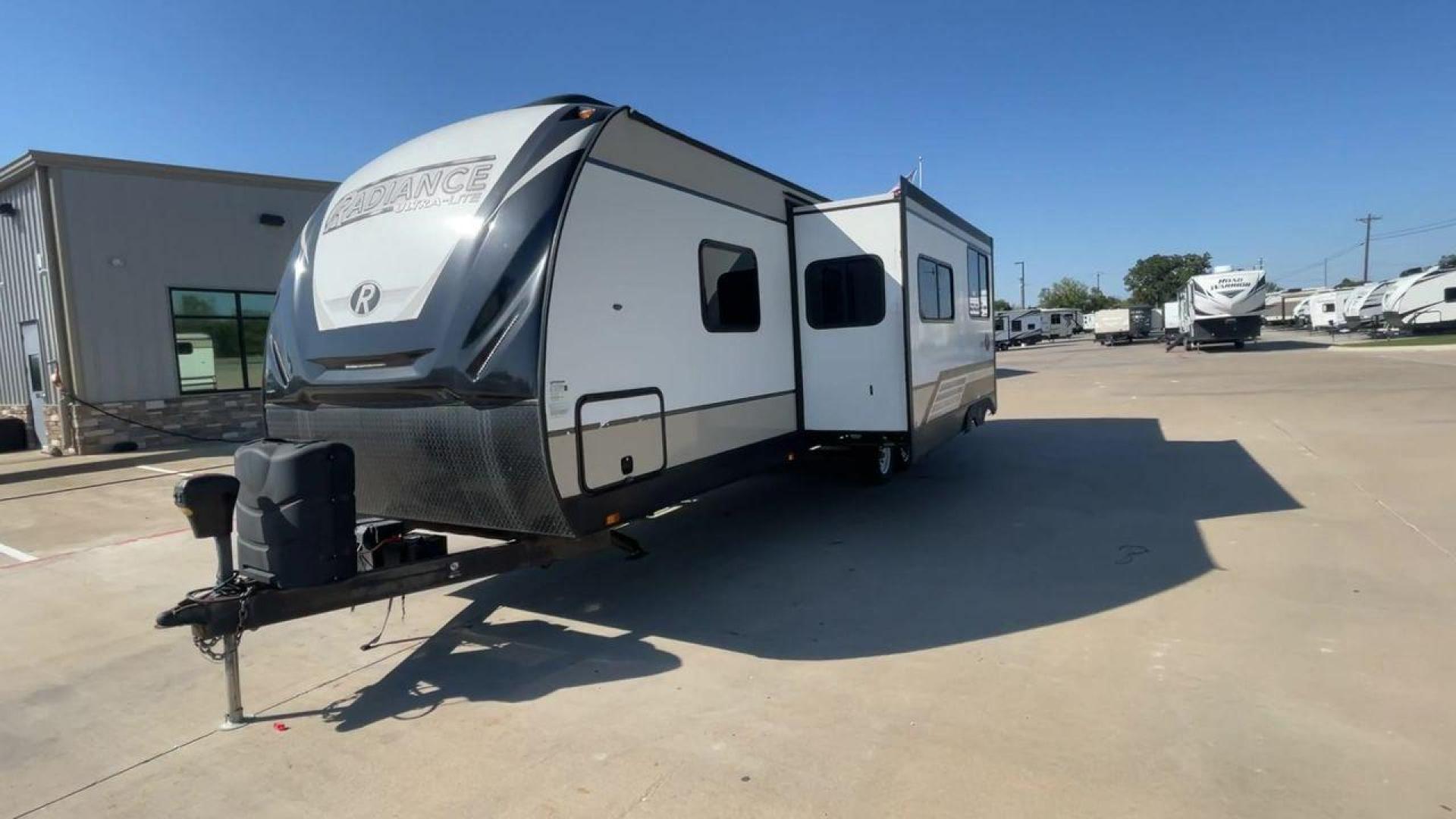 2018 CRUISER RADIANCE 28QD (5RXFB3321J2) , Length: 33.33 ft. | Dry Weight: 6,025 lbs. | Gross Weight: 9,600 lbs. | Slides: 1 transmission, located at 4319 N Main St, Cleburne, TX, 76033, (817) 678-5133, 32.385960, -97.391212 - Photo#5