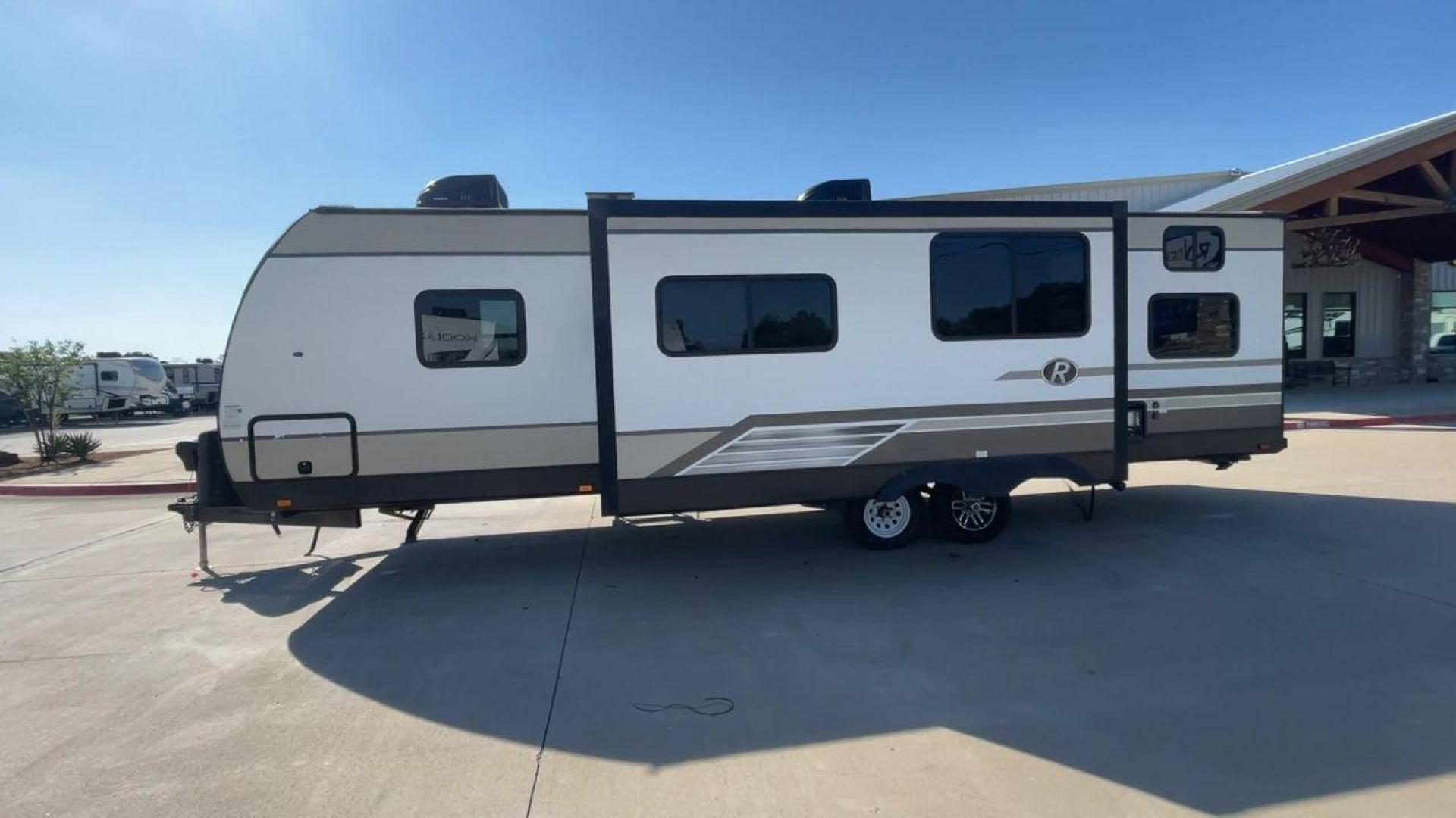 2018 CRUISER RADIANCE 28QD (5RXFB3321J2) , Length: 33.33 ft. | Dry Weight: 6,025 lbs. | Gross Weight: 9,600 lbs. | Slides: 1 transmission, located at 4319 N Main St, Cleburne, TX, 76033, (817) 678-5133, 32.385960, -97.391212 - Photo#6