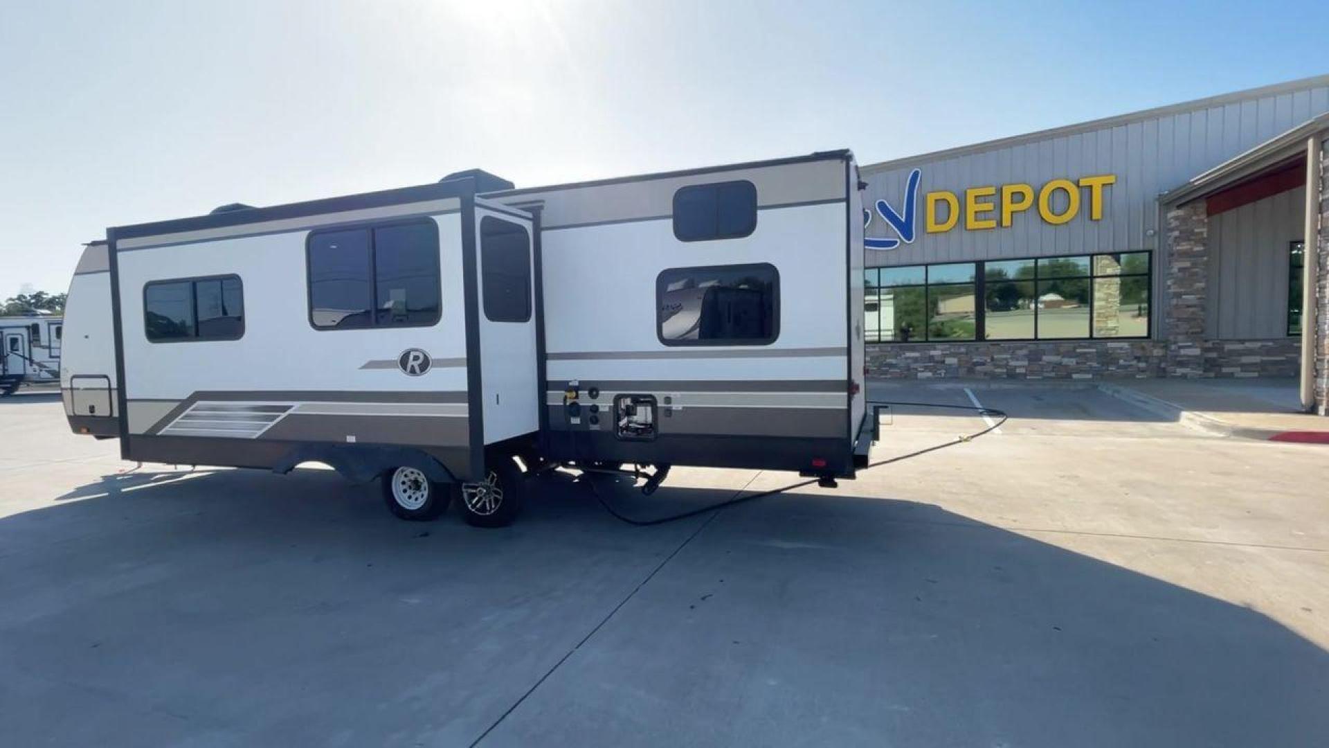 2018 CRUISER RADIANCE 28QD (5RXFB3321J2) , Length: 33.33 ft. | Dry Weight: 6,025 lbs. | Gross Weight: 9,600 lbs. | Slides: 1 transmission, located at 4319 N Main St, Cleburne, TX, 76033, (817) 678-5133, 32.385960, -97.391212 - Photo#7