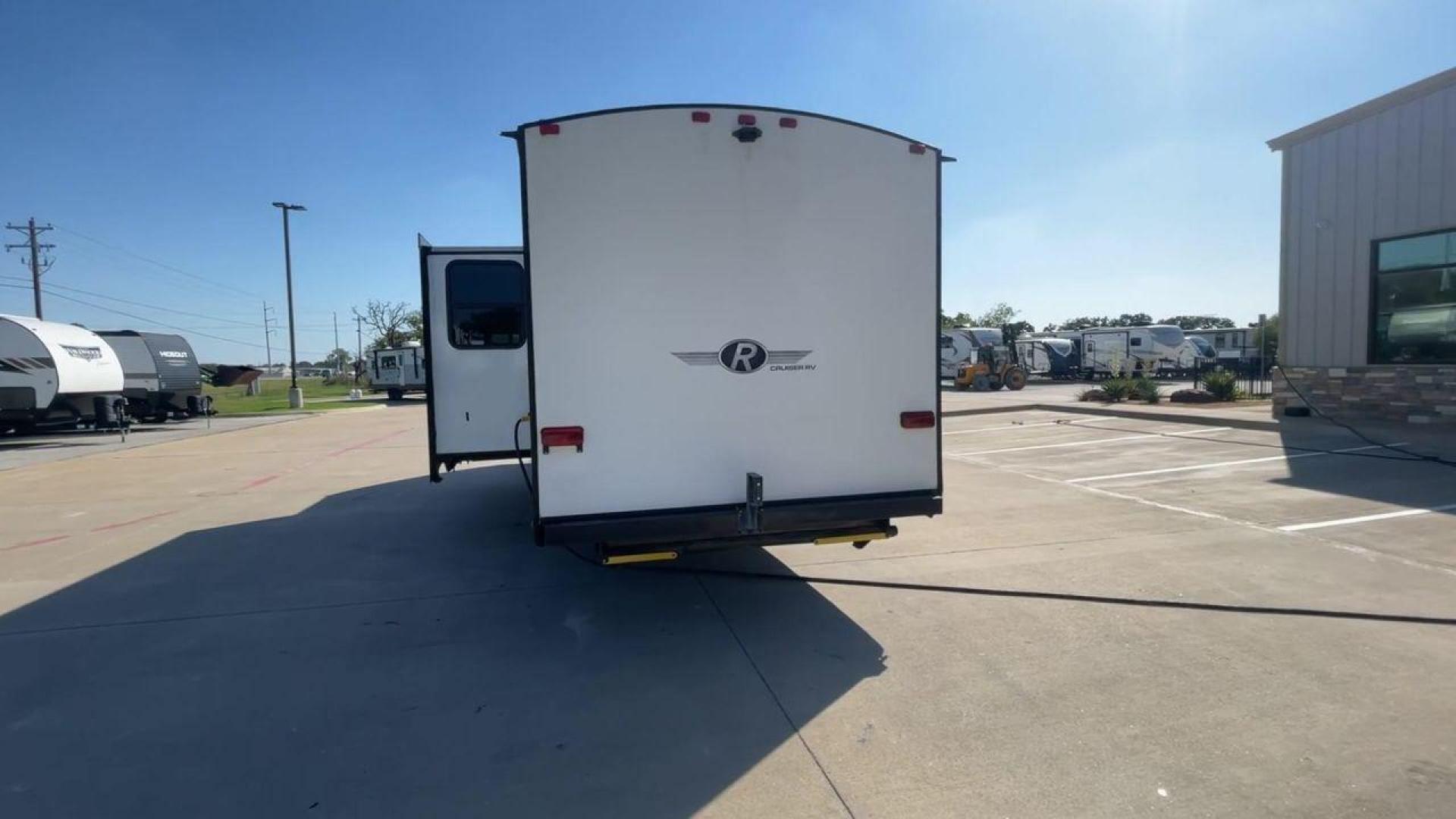 2018 CRUISER RADIANCE 28QD (5RXFB3321J2) , Length: 33.33 ft. | Dry Weight: 6,025 lbs. | Gross Weight: 9,600 lbs. | Slides: 1 transmission, located at 4319 N Main St, Cleburne, TX, 76033, (817) 678-5133, 32.385960, -97.391212 - Photo#8