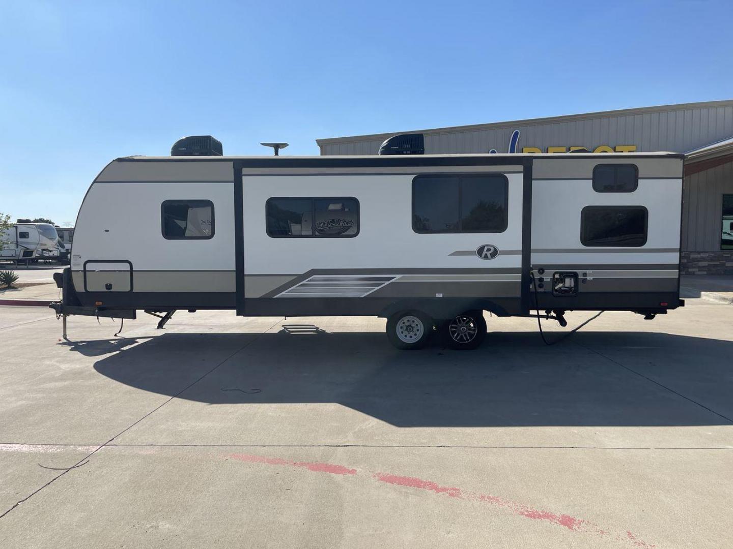 2018 CRUISER RADIANCE 28QD (5RXFB3321J2) , Length: 33.33 ft. | Dry Weight: 6,025 lbs. | Gross Weight: 9,600 lbs. | Slides: 1 transmission, located at 4319 N Main St, Cleburne, TX, 76033, (817) 678-5133, 32.385960, -97.391212 - Photo#24