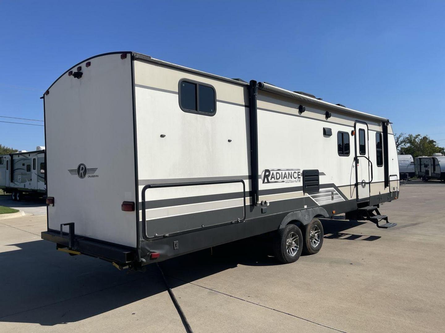 2018 CRUISER RADIANCE 28QD (5RXFB3321J2) , Length: 33.33 ft. | Dry Weight: 6,025 lbs. | Gross Weight: 9,600 lbs. | Slides: 1 transmission, located at 4319 N Main St, Cleburne, TX, 76033, (817) 678-5133, 32.385960, -97.391212 - Photo#25