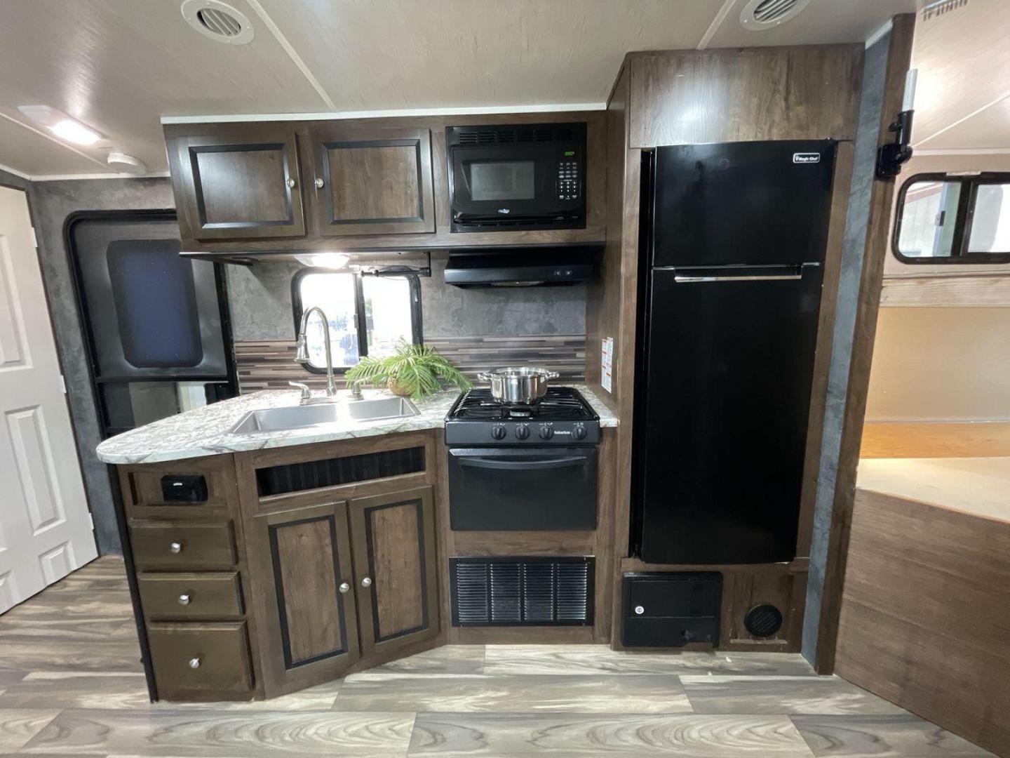 2018 TAN CRUISER RV MPG 2400BH (5RXHB2927J2) , Length: 29.08 ft. | Dry Weight: 5,320 lbs. | Gross Weight: 7,565 lbs. | Slides: 1 transmission, located at 4319 N Main St, Cleburne, TX, 76033, (817) 678-5133, 32.385960, -97.391212 - Camping is more enjoyable when you include a few more of your friends. In this 2018 Cruiser MPG 2400BH travel trailer, you can accommodate a few extra guests thanks to a rear set of double-sized bunk beds. The dimensions of this unit are 29.08 ft in length, 8 ft in width, 11.08 ft in height, and - Photo#10