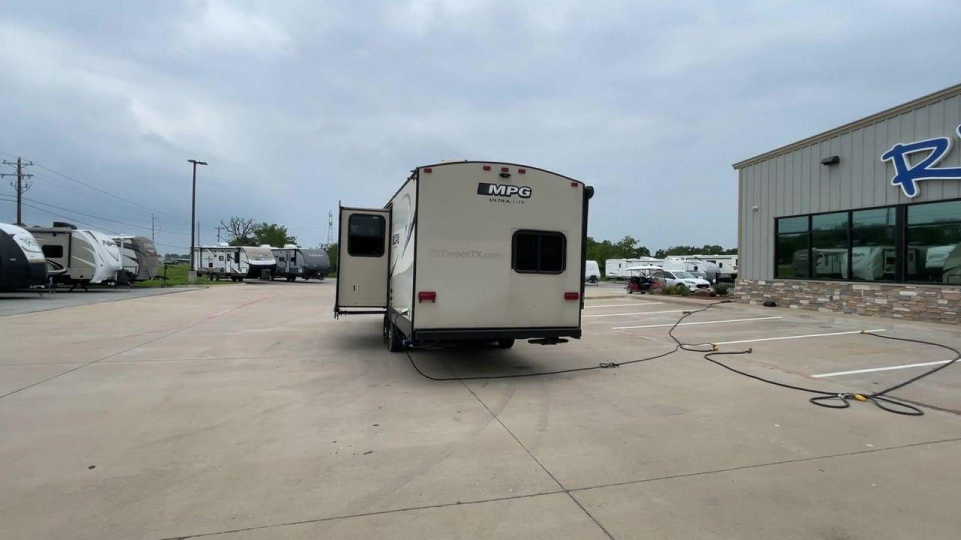 2018 TAN CRUISER RV MPG 2400BH (5RXHB2927J2) , Length: 29.08 ft. | Dry Weight: 5,320 lbs. | Gross Weight: 7,565 lbs. | Slides: 1 transmission, located at 4319 N Main St, Cleburne, TX, 76033, (817) 678-5133, 32.385960, -97.391212 - Camping is more enjoyable when you include a few more of your friends. In this 2018 Cruiser MPG 2400BH travel trailer, you can accommodate a few extra guests thanks to a rear set of double-sized bunk beds. The dimensions of this unit are 29.08 ft in length, 8 ft in width, 11.08 ft in height, and - Photo#8