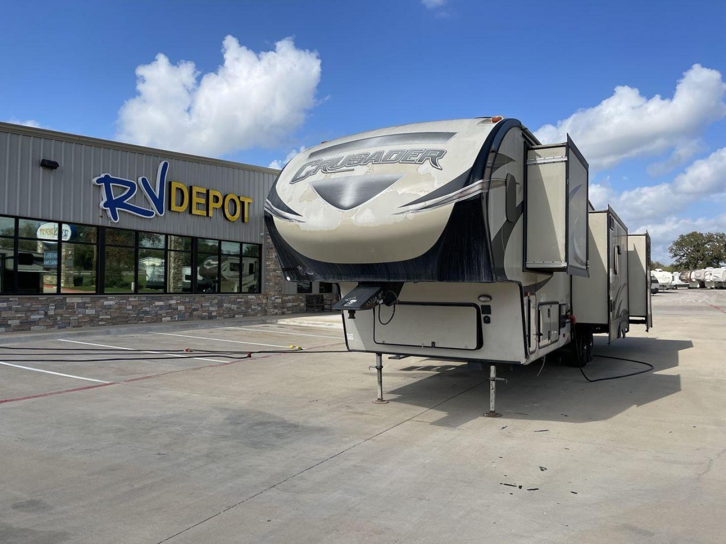 2018 TAN CRUSADER 3370BH (5ZT3CSZB7JG) , Length: 37.75 ft | Dry Weight: 10,661 lbs. | Slides: 4 transmission, located at 4319 N Main St, Cleburne, TX, 76033, (817) 678-5133, 32.385960, -97.391212 - Photo#0