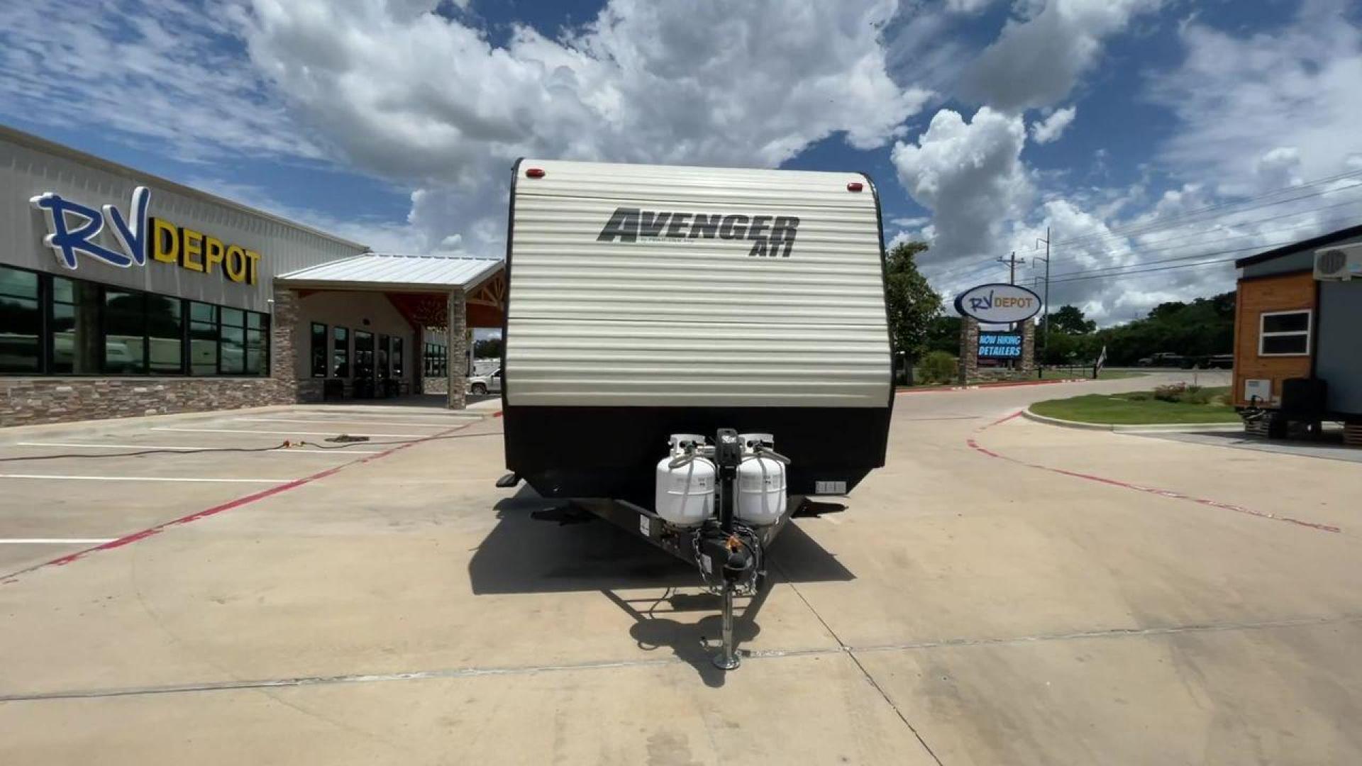 2018 FOREST RIVER AVENGER 27DBS (5ZT2AVSB2JB) , Length: 32.92 ft. | Dry Weight: 6,652 lbs. | Slides: 1 transmission, located at 4319 N Main St, Cleburne, TX, 76033, (817) 678-5133, 32.385960, -97.391212 - Photo#4