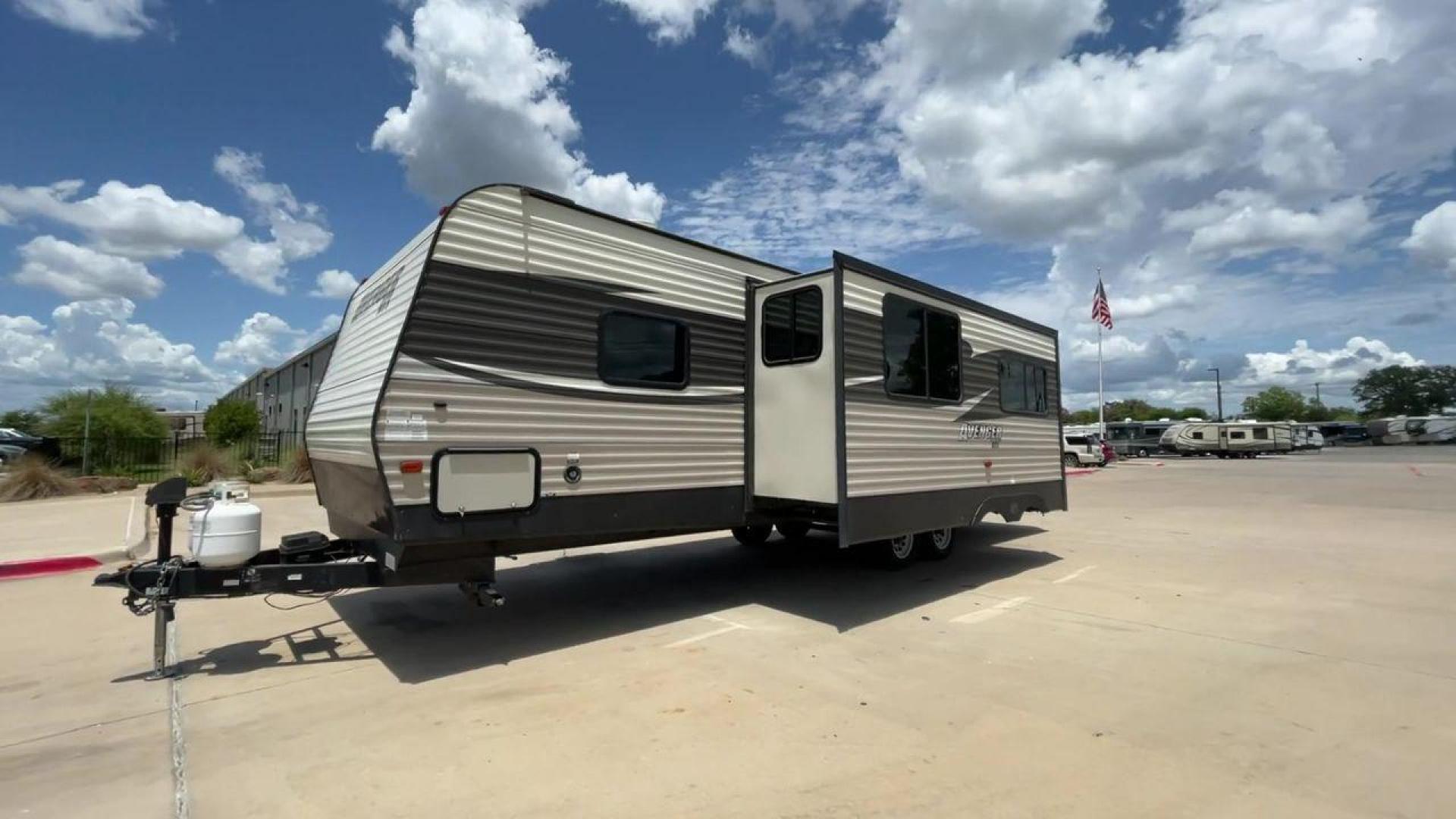 2018 FOREST RIVER AVENGER 27DBS (5ZT2AVSB2JB) , Length: 32.92 ft. | Dry Weight: 6,652 lbs. | Slides: 1 transmission, located at 4319 N Main St, Cleburne, TX, 76033, (817) 678-5133, 32.385960, -97.391212 - Photo#5