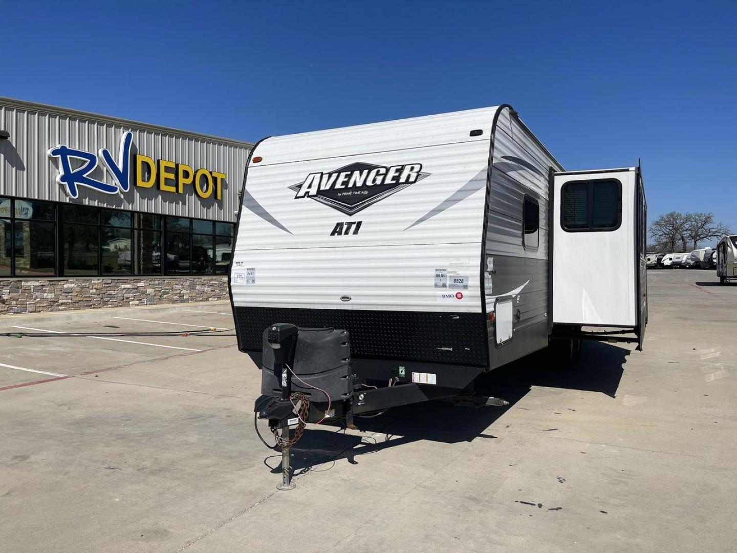 2018 FOREST RIVER AVENGER 27RBS (5ZT2AVSB1JB) , located at 4319 N Main St, Cleburne, TX, 76033, (817) 678-5133, 32.385960, -97.391212 - Photo#0