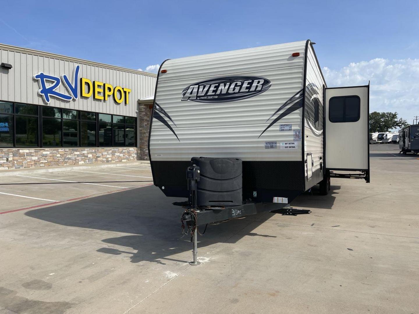 2018 FOREST RIVER AVENGER 31DBS (5ZT2AVWB4JB) , Length: 35.75 ft. | Dry Weight: 7,189 lbs. | Slides: 1 transmission, located at 4319 N Main St, Cleburne, TX, 76033, (817) 678-5133, 32.385960, -97.391212 - Photo#0