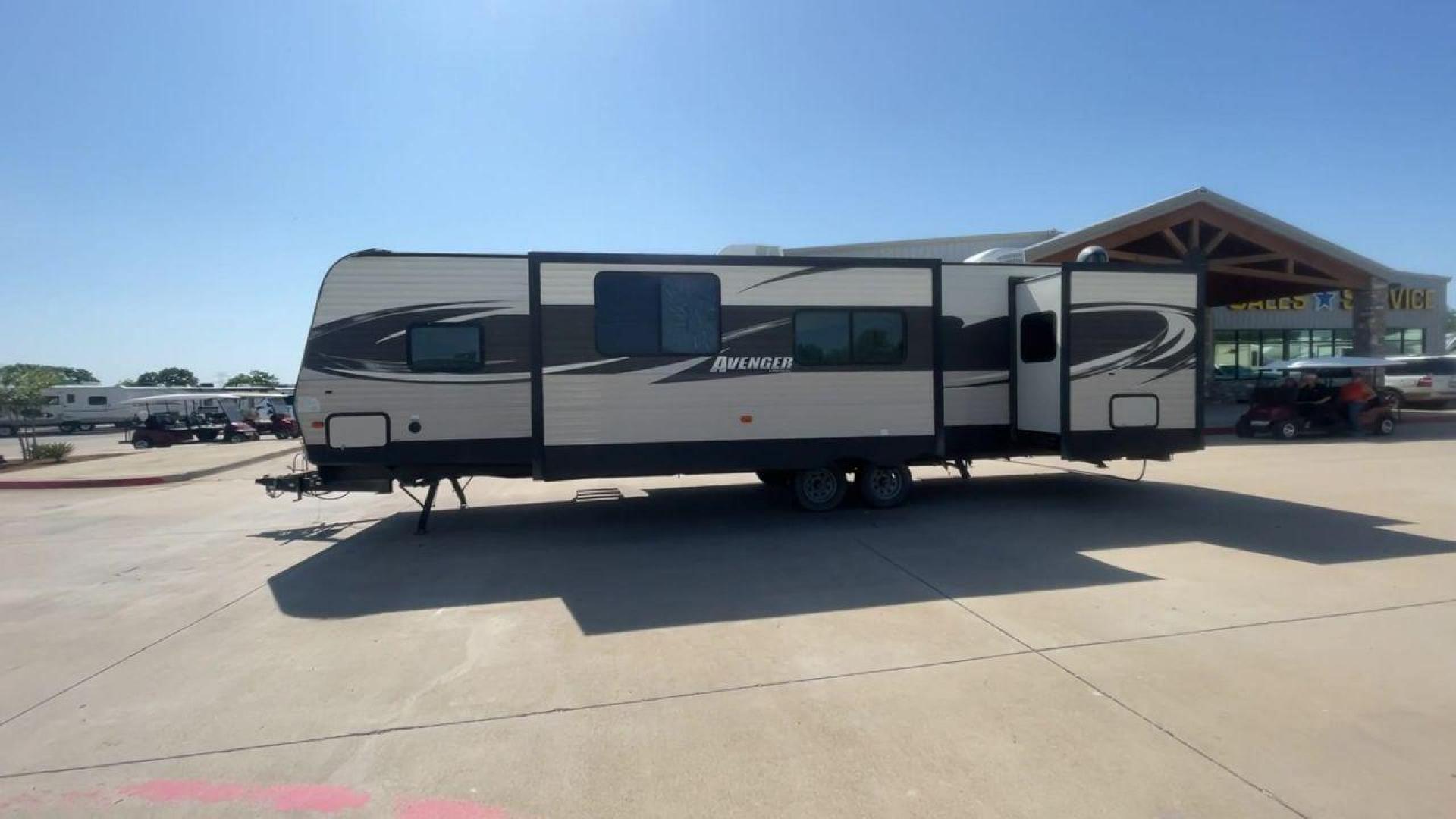 2018 FOREST RIVER AVENGER 34DQB (5ZT2AVZB6JB) , located at 4319 N Main St, Cleburne, TX, 76033, (817) 678-5133, 32.385960, -97.391212 - Photo#6