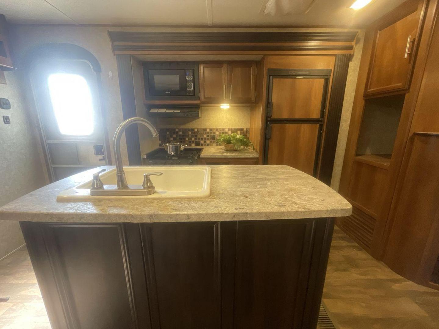 2018 FOREST RIVER AVENGER 34DQB (5ZT2AVZB6JB) , located at 4319 N Main St, Cleburne, TX, 76033, (817) 678-5133, 32.385960, -97.391212 - Photo#10