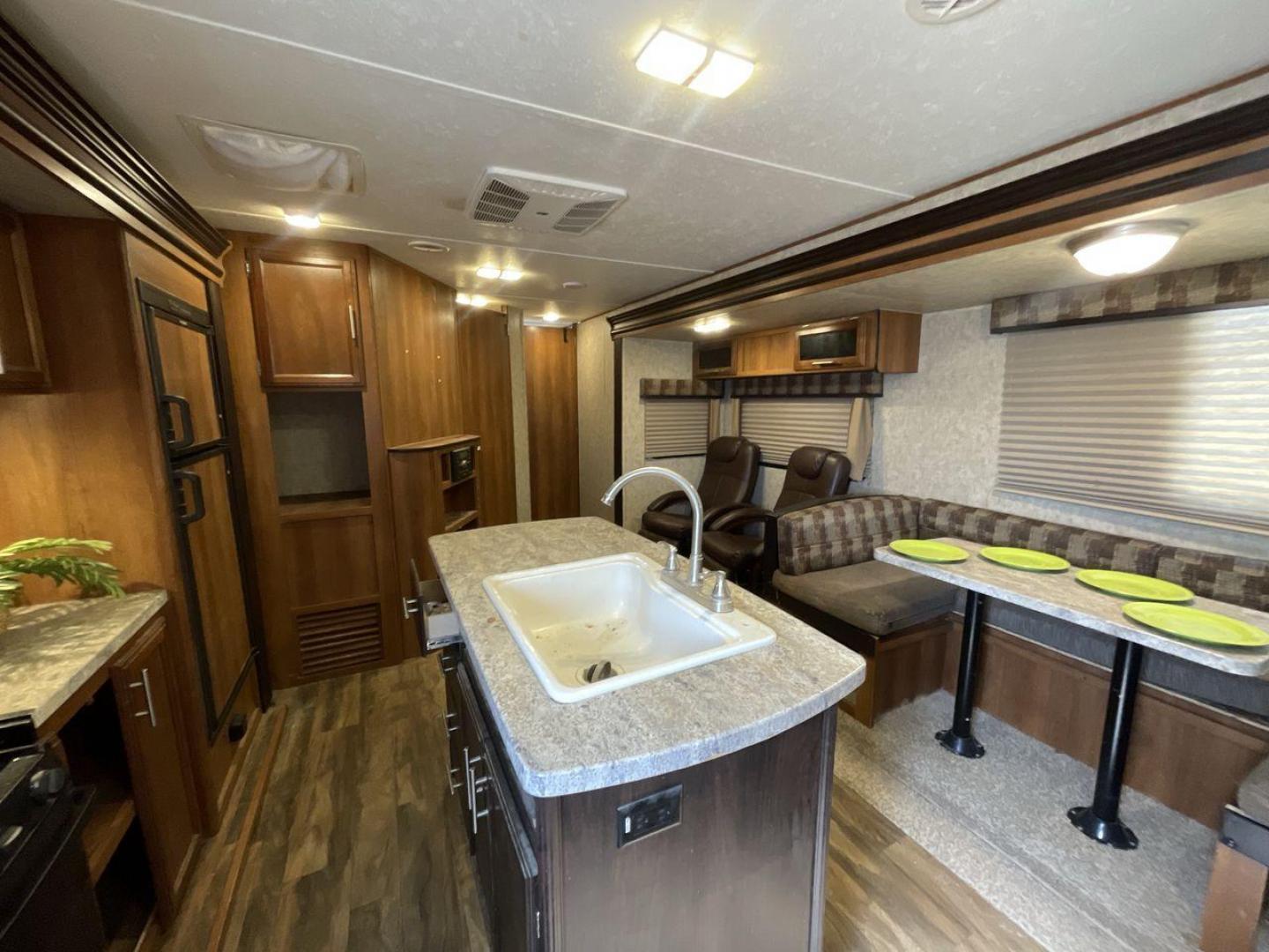 2018 FOREST RIVER AVENGER 34DQB (5ZT2AVZB6JB) , located at 4319 N Main St, Cleburne, TX, 76033, (817) 678-5133, 32.385960, -97.391212 - Photo#12