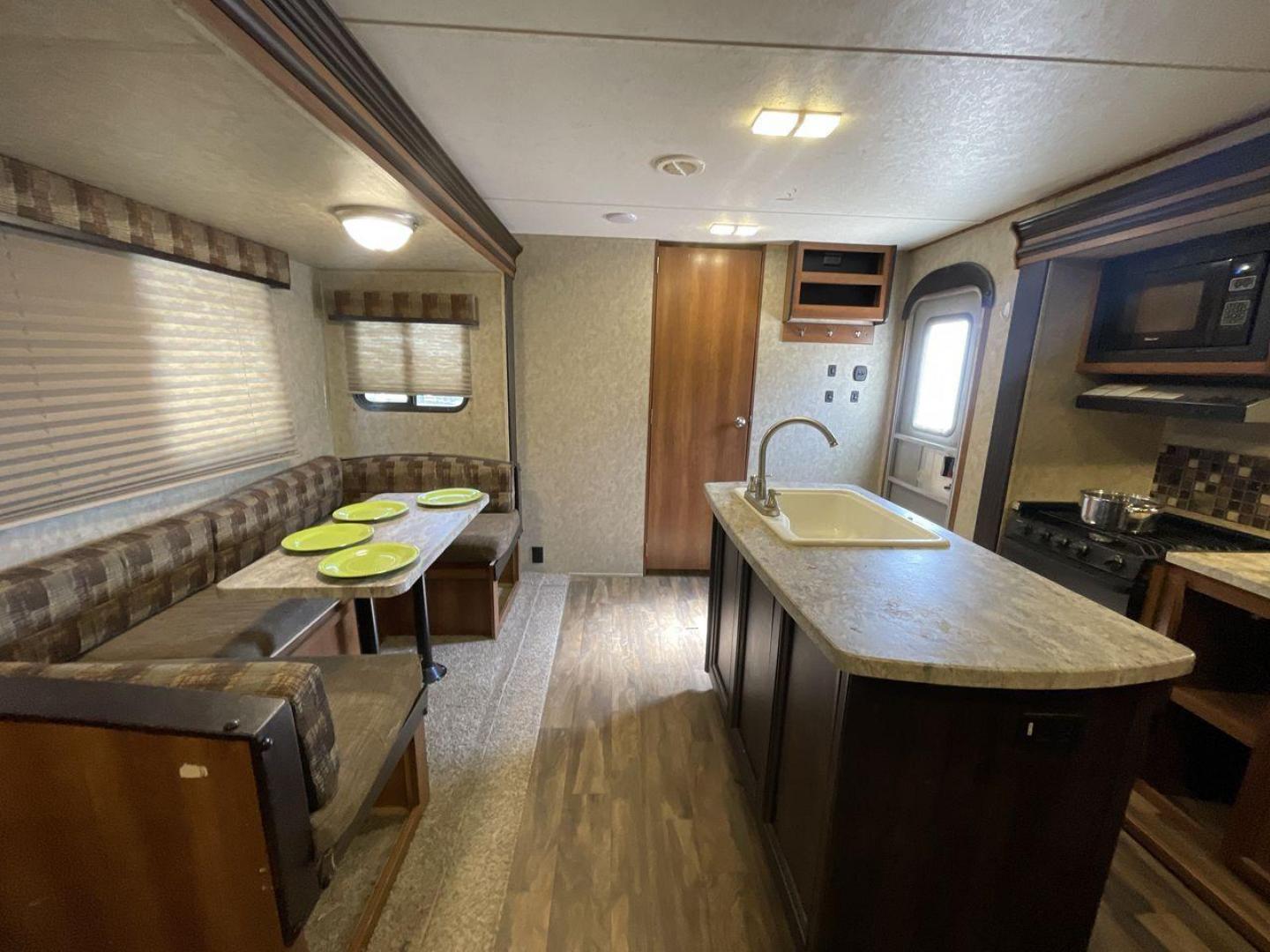 2018 FOREST RIVER AVENGER 34DQB (5ZT2AVZB6JB) , located at 4319 N Main St, Cleburne, TX, 76033, (817) 678-5133, 32.385960, -97.391212 - Photo#13