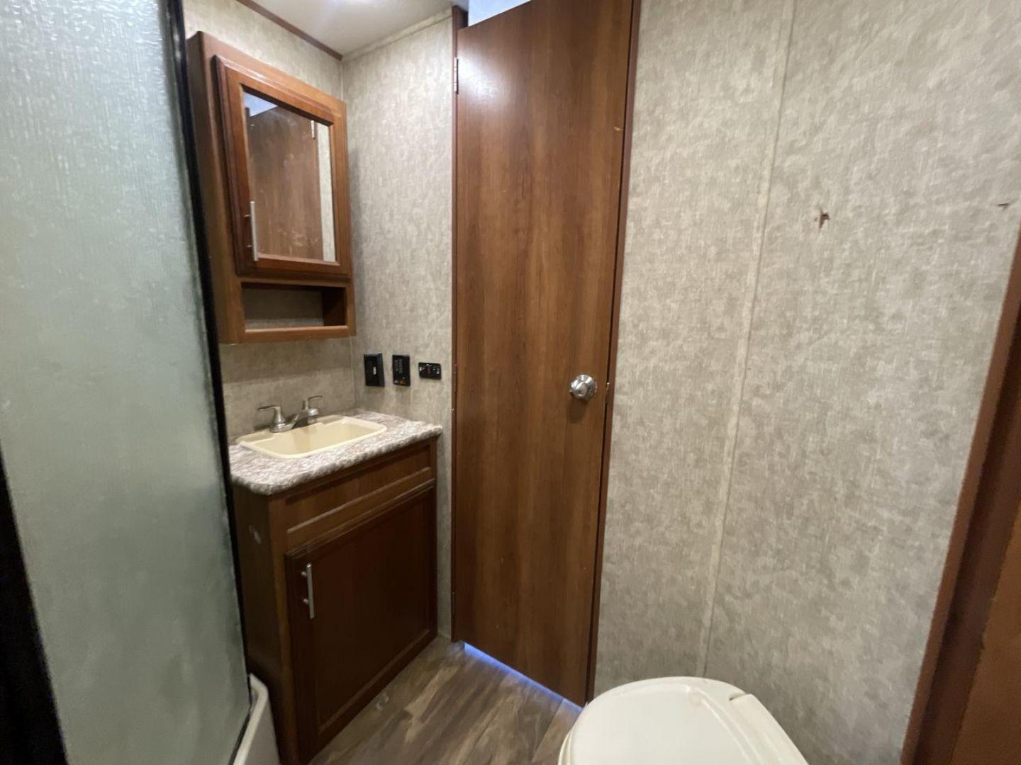 2018 FOREST RIVER AVENGER 34DQB (5ZT2AVZB6JB) , located at 4319 N Main St, Cleburne, TX, 76033, (817) 678-5133, 32.385960, -97.391212 - Photo#15