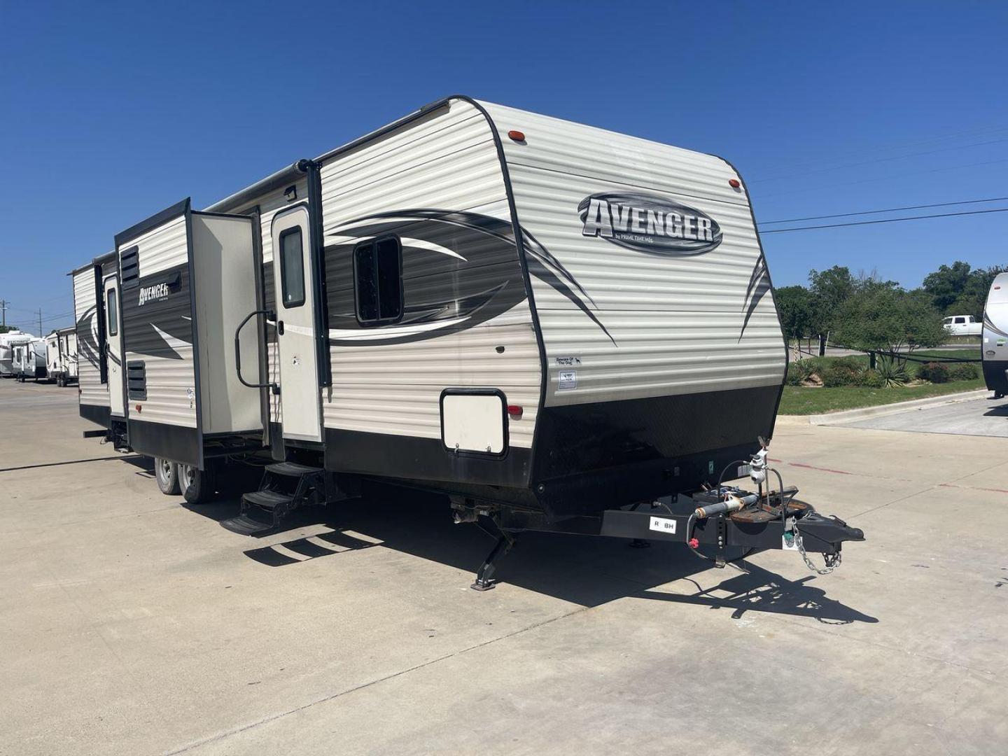 2018 FOREST RIVER AVENGER 34DQB (5ZT2AVZB6JB) , located at 4319 N Main St, Cleburne, TX, 76033, (817) 678-5133, 32.385960, -97.391212 - Photo#23