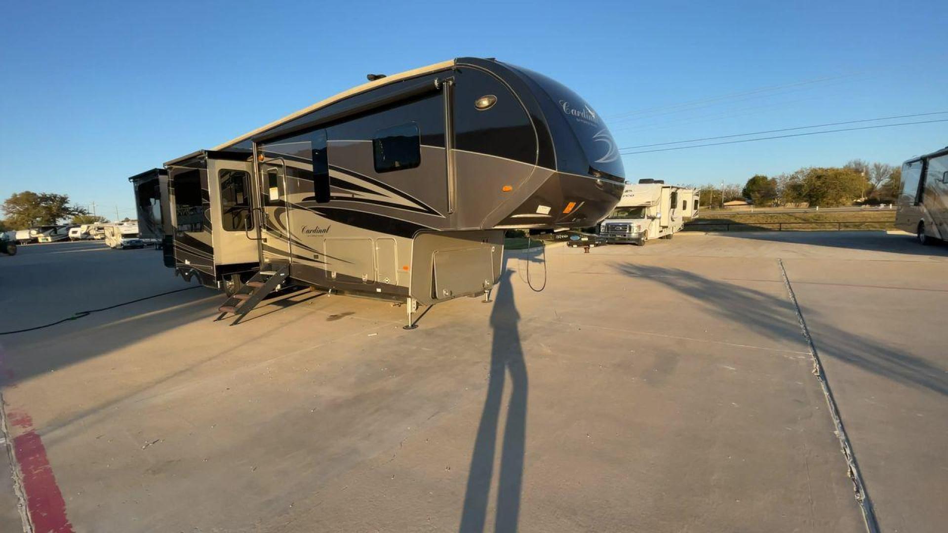 2018 FOREST RIVER CARDINAL 3950TZ (4X4FCAS27JG) , Length: 41.08 ft. | Dry Weight: 14,446 lbs. | Gross Weight: 16,435 lbs. | Slides: 5 transmission, located at 4319 N Main St, Cleburne, TX, 76033, (817) 678-5133, 32.385960, -97.391212 - Photo#3