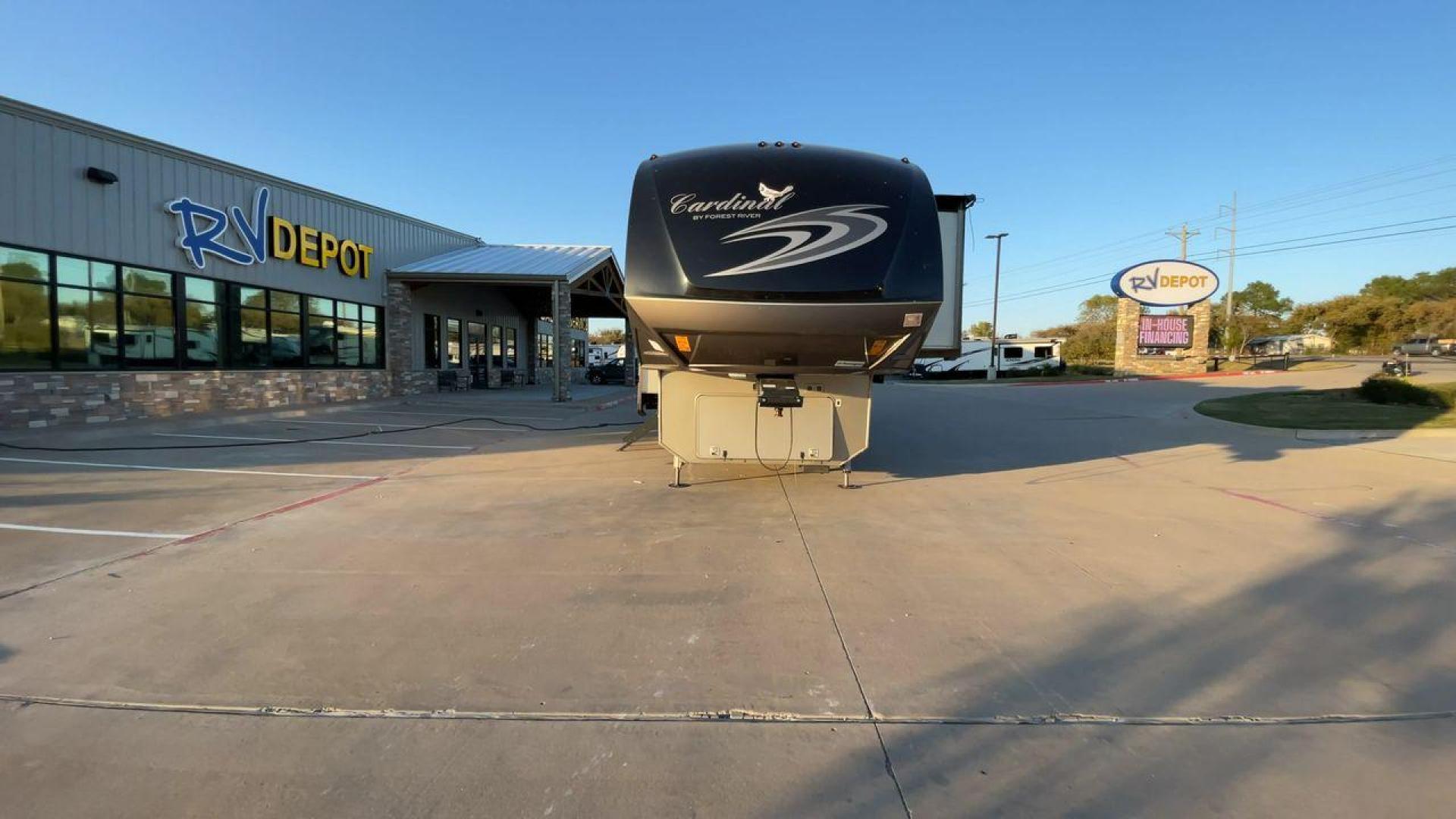 2018 FOREST RIVER CARDINAL 3950TZ (4X4FCAS27JG) , Length: 41.08 ft. | Dry Weight: 14,446 lbs. | Gross Weight: 16,435 lbs. | Slides: 5 transmission, located at 4319 N Main St, Cleburne, TX, 76033, (817) 678-5133, 32.385960, -97.391212 - Photo#4