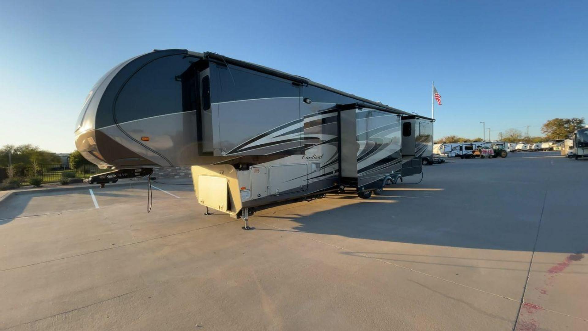 2018 FOREST RIVER CARDINAL 3950TZ (4X4FCAS27JG) , Length: 41.08 ft. | Dry Weight: 14,446 lbs. | Gross Weight: 16,435 lbs. | Slides: 5 transmission, located at 4319 N Main St, Cleburne, TX, 76033, (817) 678-5133, 32.385960, -97.391212 - Photo#5