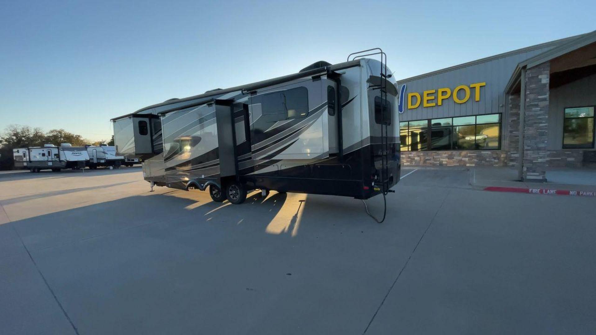 2018 FOREST RIVER CARDINAL 3950TZ (4X4FCAS27JG) , Length: 41.08 ft. | Dry Weight: 14,446 lbs. | Gross Weight: 16,435 lbs. | Slides: 5 transmission, located at 4319 N Main St, Cleburne, TX, 76033, (817) 678-5133, 32.385960, -97.391212 - Photo#7