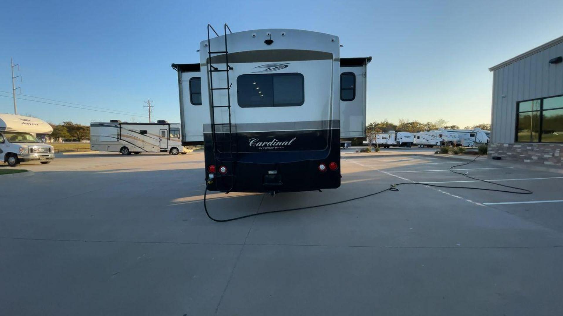 2018 FOREST RIVER CARDINAL 3950TZ (4X4FCAS27JG) , Length: 41.08 ft. | Dry Weight: 14,446 lbs. | Gross Weight: 16,435 lbs. | Slides: 5 transmission, located at 4319 N Main St, Cleburne, TX, 76033, (817) 678-5133, 32.385960, -97.391212 - Photo#8