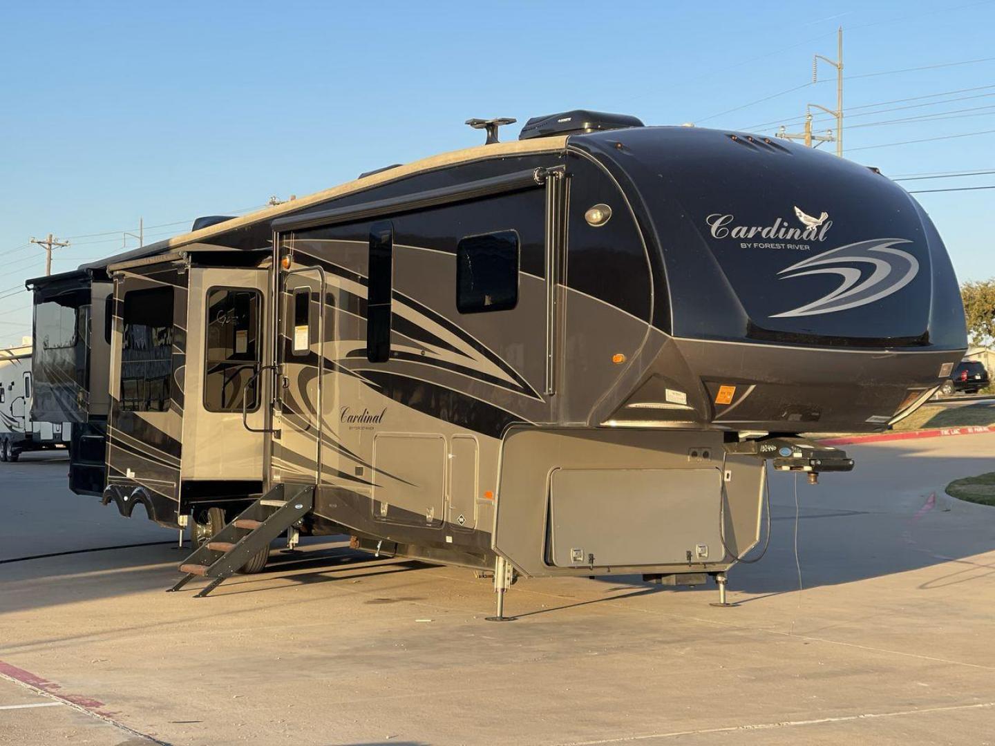 2018 FOREST RIVER CARDINAL 3950TZ (4X4FCAS27JG) , Length: 41.08 ft. | Dry Weight: 14,446 lbs. | Gross Weight: 16,435 lbs. | Slides: 5 transmission, located at 4319 N Main St, Cleburne, TX, 76033, (817) 678-5133, 32.385960, -97.391212 - Photo#23