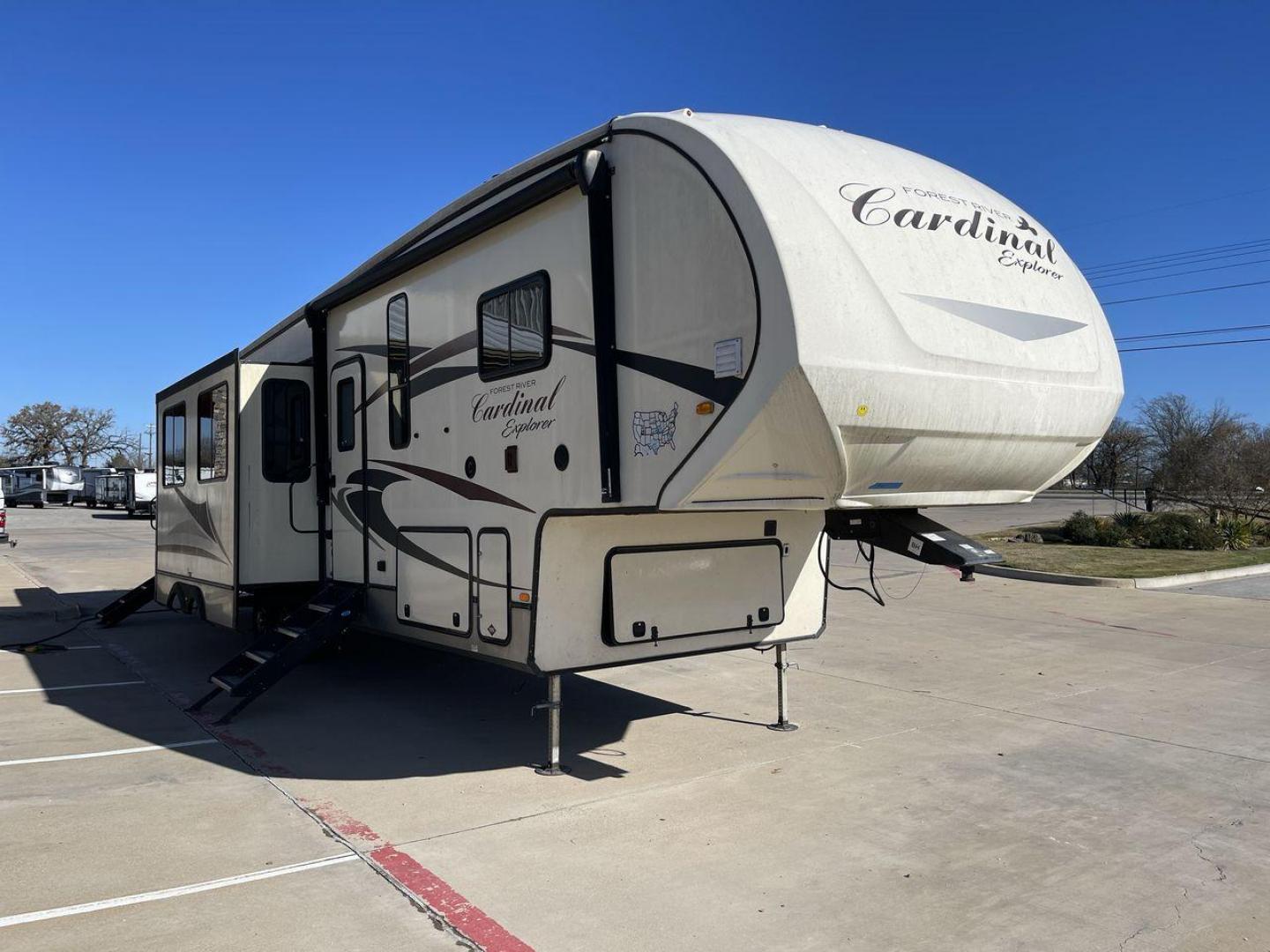 2018 TAN FOREST RIVER CARDINAL EXPLORER 38 (4X4FCAP2XJG) , Length: 42.08 ft. | Dry Weight: 13,289 lbs. | Gross Weight: 16,514 lbs. | Slides: 4 transmission, located at 4319 N Main St, Cleburne, TX, 76033, (817) 678-5133, 32.385960, -97.391212 - Photo#23