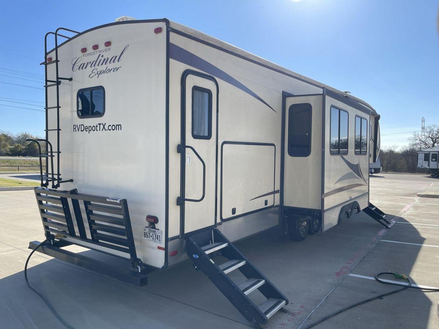 2018 TAN FOREST RIVER CARDINAL EXPLORER 38 (4X4FCAP2XJG) , Length: 42.08 ft. | Dry Weight: 13,289 lbs. | Gross Weight: 16,514 lbs. | Slides: 4 transmission, located at 4319 N Main St, Cleburne, TX, 76033, (817) 678-5133, 32.385960, -97.391212 - Photo#25