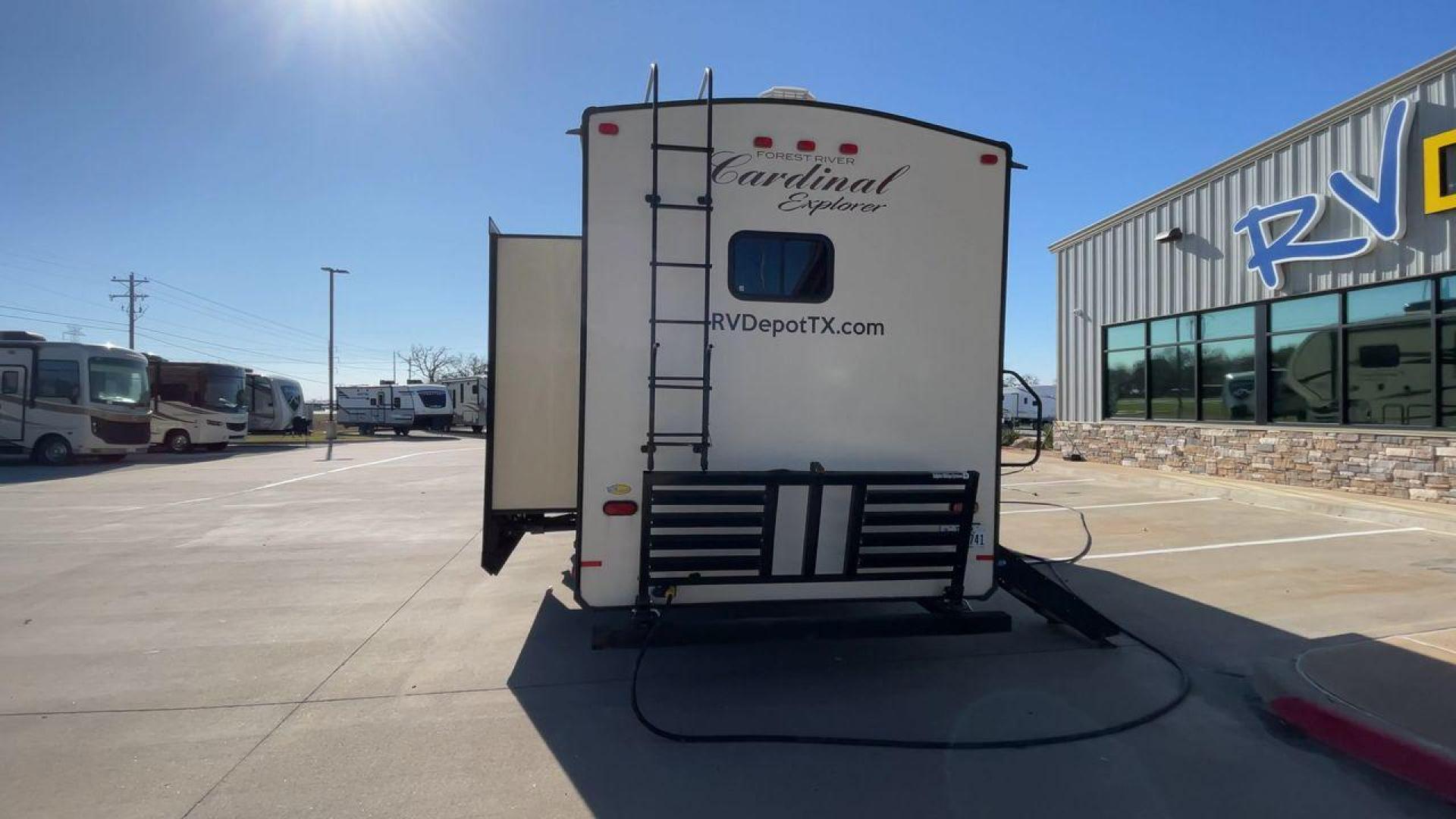 2018 TAN FOREST RIVER CARDINAL EXPLORER 38 (4X4FCAP2XJG) , Length: 42.08 ft. | Dry Weight: 13,289 lbs. | Gross Weight: 16,514 lbs. | Slides: 4 transmission, located at 4319 N Main St, Cleburne, TX, 76033, (817) 678-5133, 32.385960, -97.391212 - Photo#8