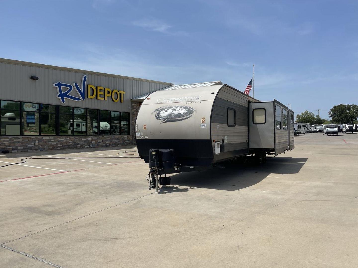 2018 FOREST RIVER CHEROKEE 304BH (4X4TCKF29JX) , located at 4319 N Main St, Cleburne, TX, 76033, (817) 678-5133, 32.385960, -97.391212 - Photo#0