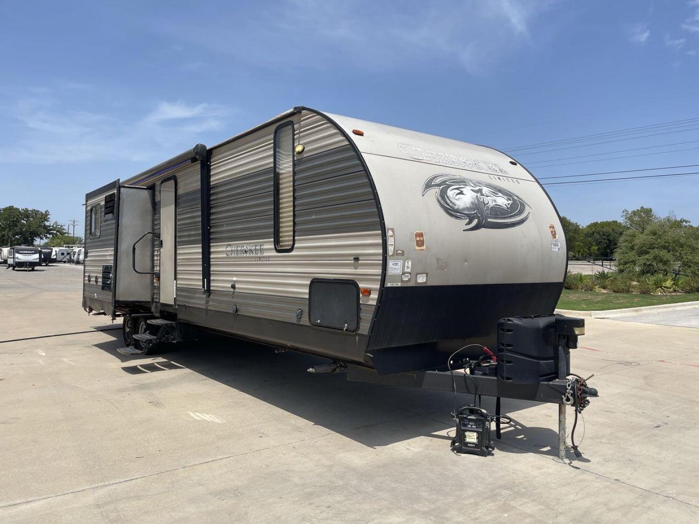 2018 FOREST RIVER CHEROKEE 304BH (4X4TCKF29JX) , located at 4319 N Main St, Cleburne, TX, 76033, (817) 678-5133, 32.385960, -97.391212 - Photo#21