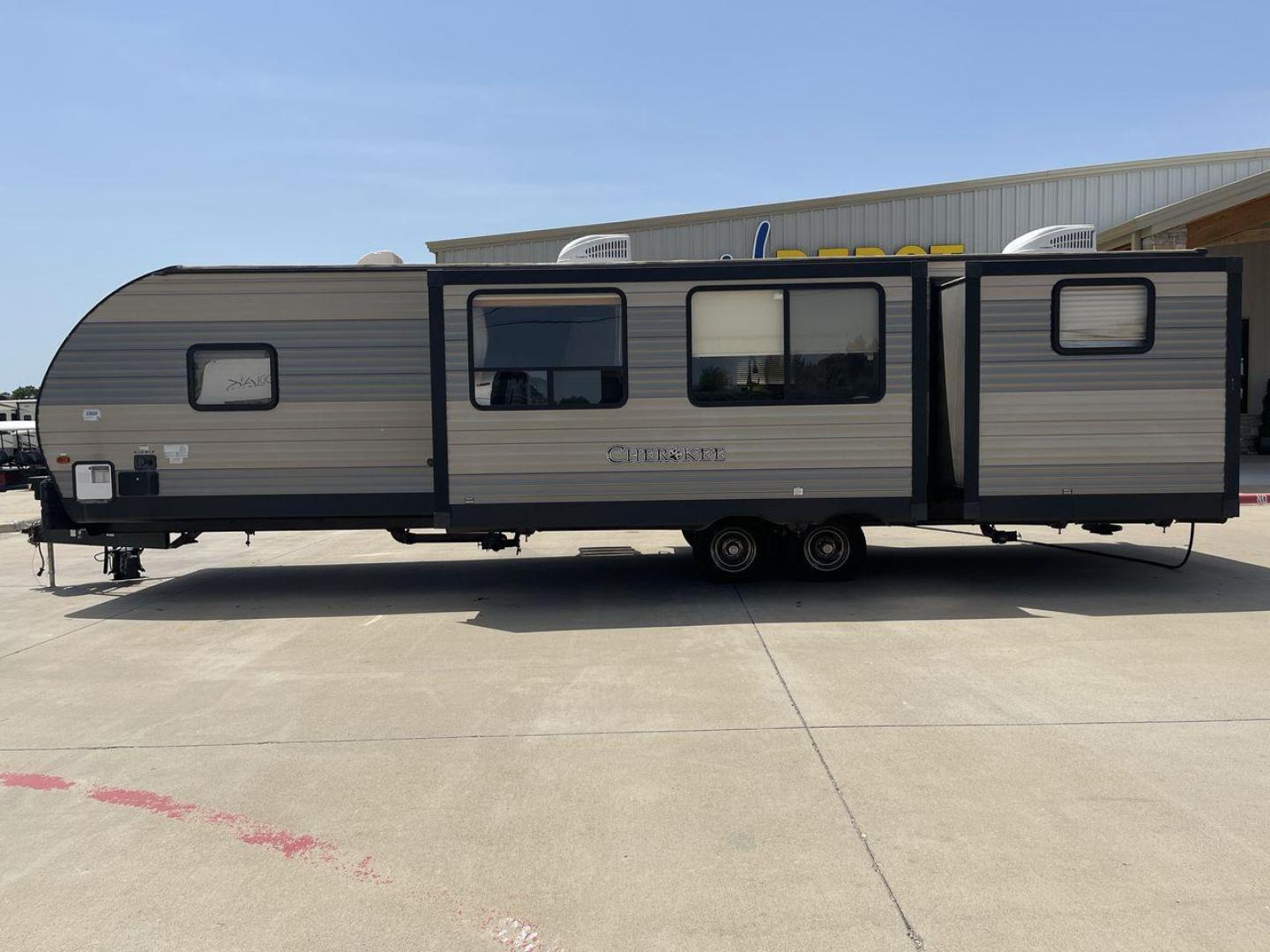 2018 FOREST RIVER CHEROKEE 304BH (4X4TCKF29JX) , located at 4319 N Main St, Cleburne, TX, 76033, (817) 678-5133, 32.385960, -97.391212 - Photo#22