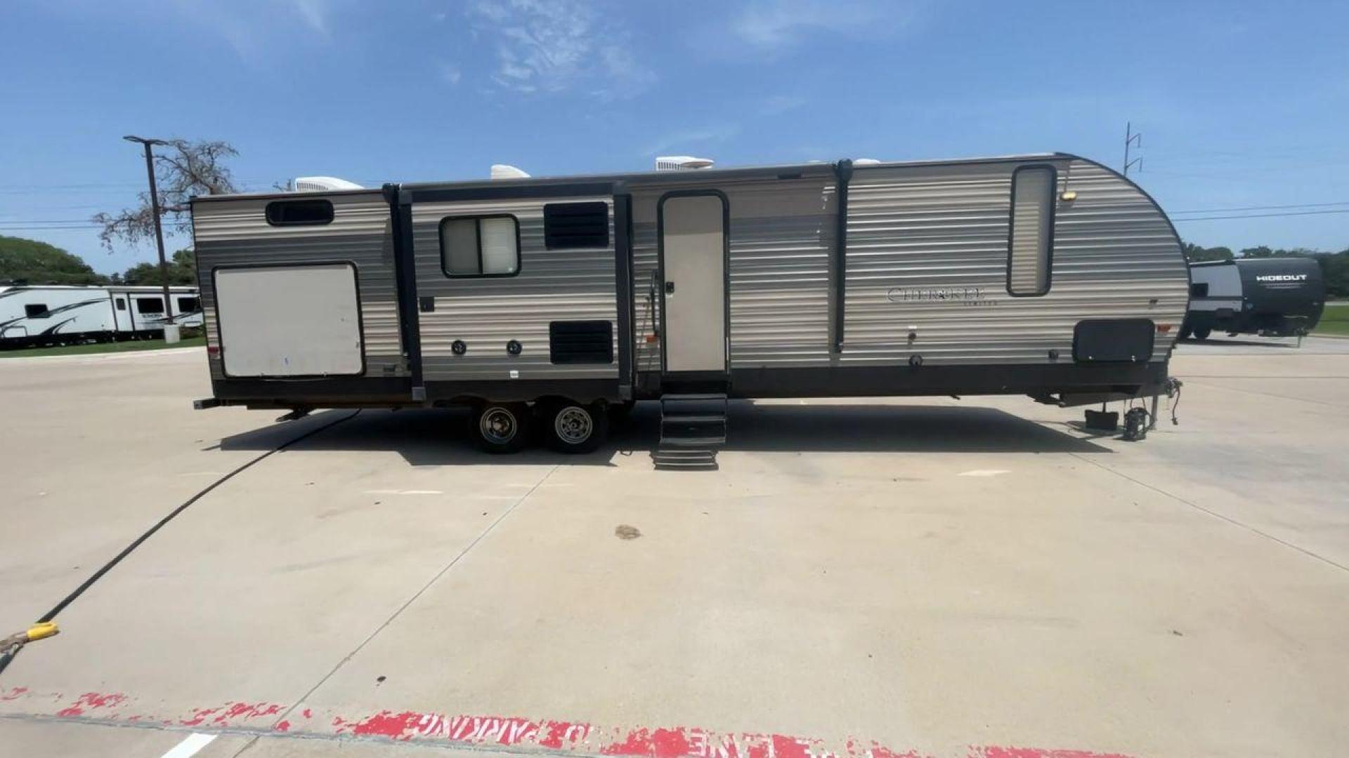 2018 FOREST RIVER CHEROKEE 304BH (4X4TCKF29JX) , located at 4319 N Main St, Cleburne, TX, 76033, (817) 678-5133, 32.385960, -97.391212 - Photo#2