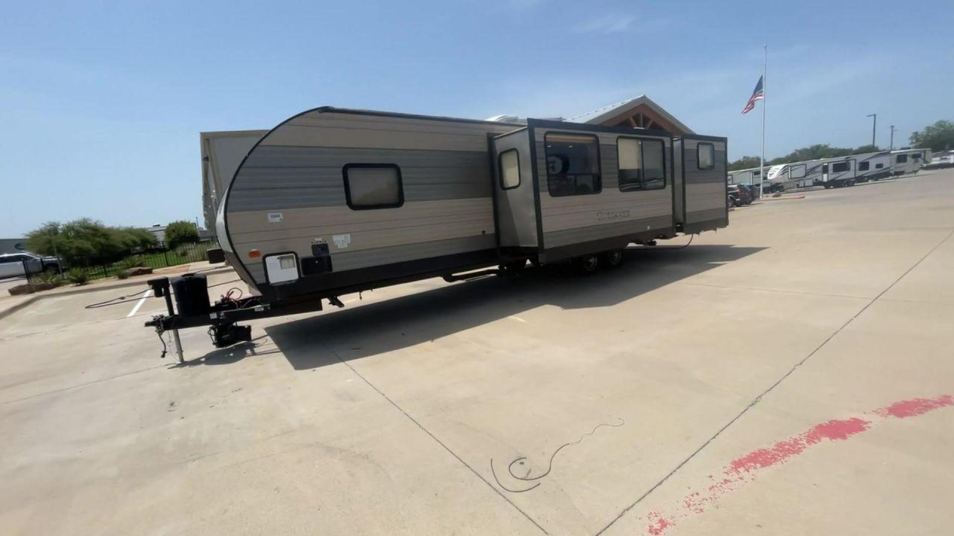 2018 FOREST RIVER CHEROKEE 304BH (4X4TCKF29JX) , located at 4319 N Main St, Cleburne, TX, 76033, (817) 678-5133, 32.385960, -97.391212 - Photo#5