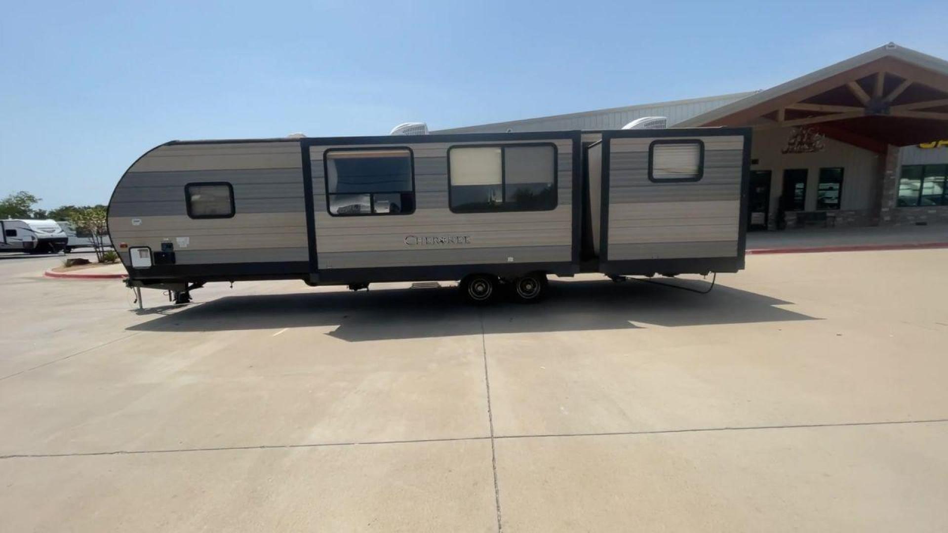 2018 FOREST RIVER CHEROKEE 304BH (4X4TCKF29JX) , located at 4319 N Main St, Cleburne, TX, 76033, (817) 678-5133, 32.385960, -97.391212 - Photo#6