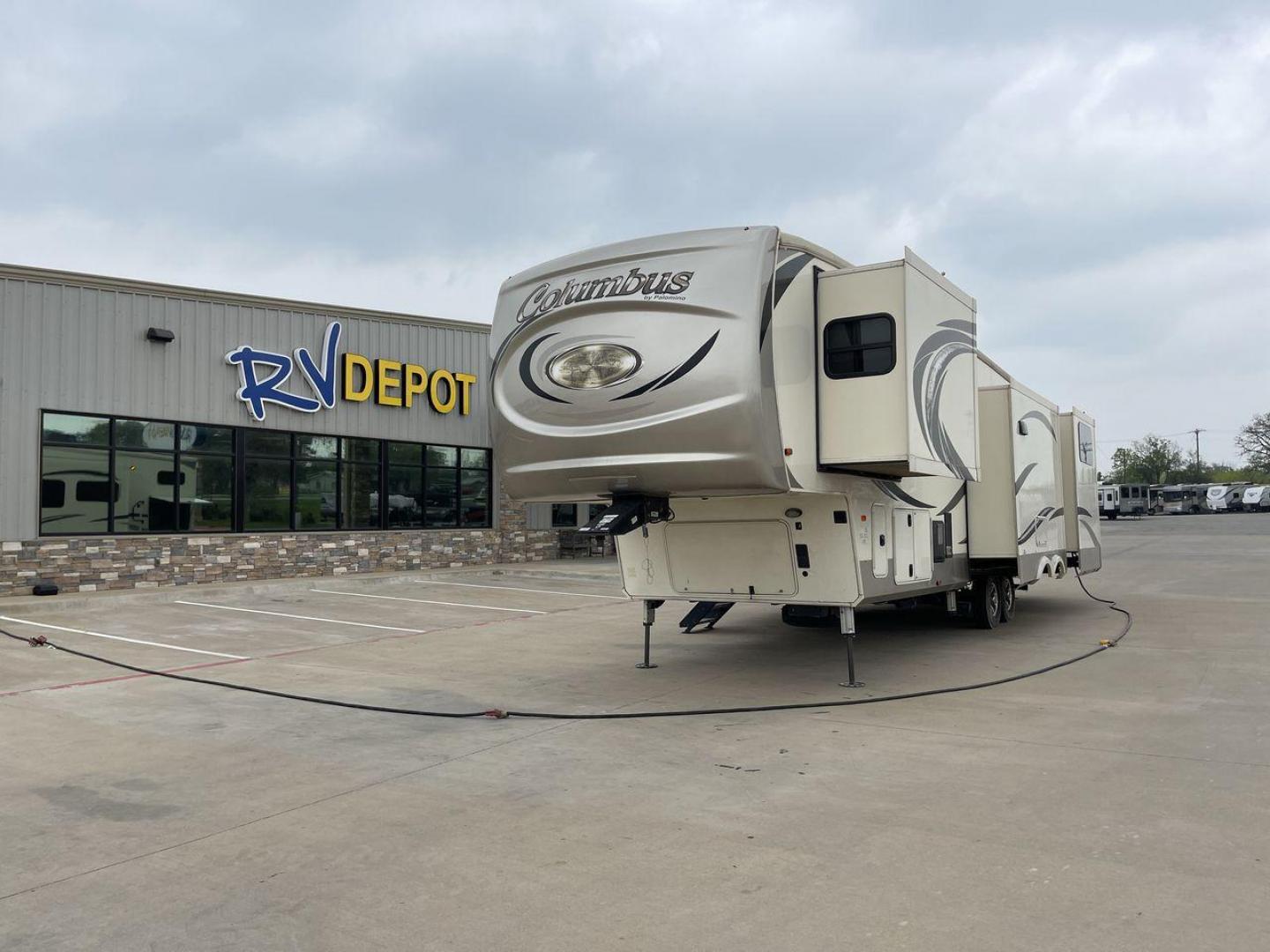 2018 FOREST RIVER COLUMBUS 374BH (4X4FCMN20J6) , Length: 42.08 ft. | Dry Weight: 14,173 lbs. | Gross Weight: 16,884 lbs. | Slides: 4 transmission, located at 4319 N Main St, Cleburne, TX, 76033, (817) 678-5133, 32.385960, -97.391212 - The 2018 Palomino Columbus 374BH is the ultimate in luxury and creativity. It's a fifth wheel that will change the way you use an RV. This model, which is an impressive 42.08 feet long, is a masterpiece of careful craftsmanship. It's the perfect mix of comfort and style. The Columbus 374BH is strong - Photo#0