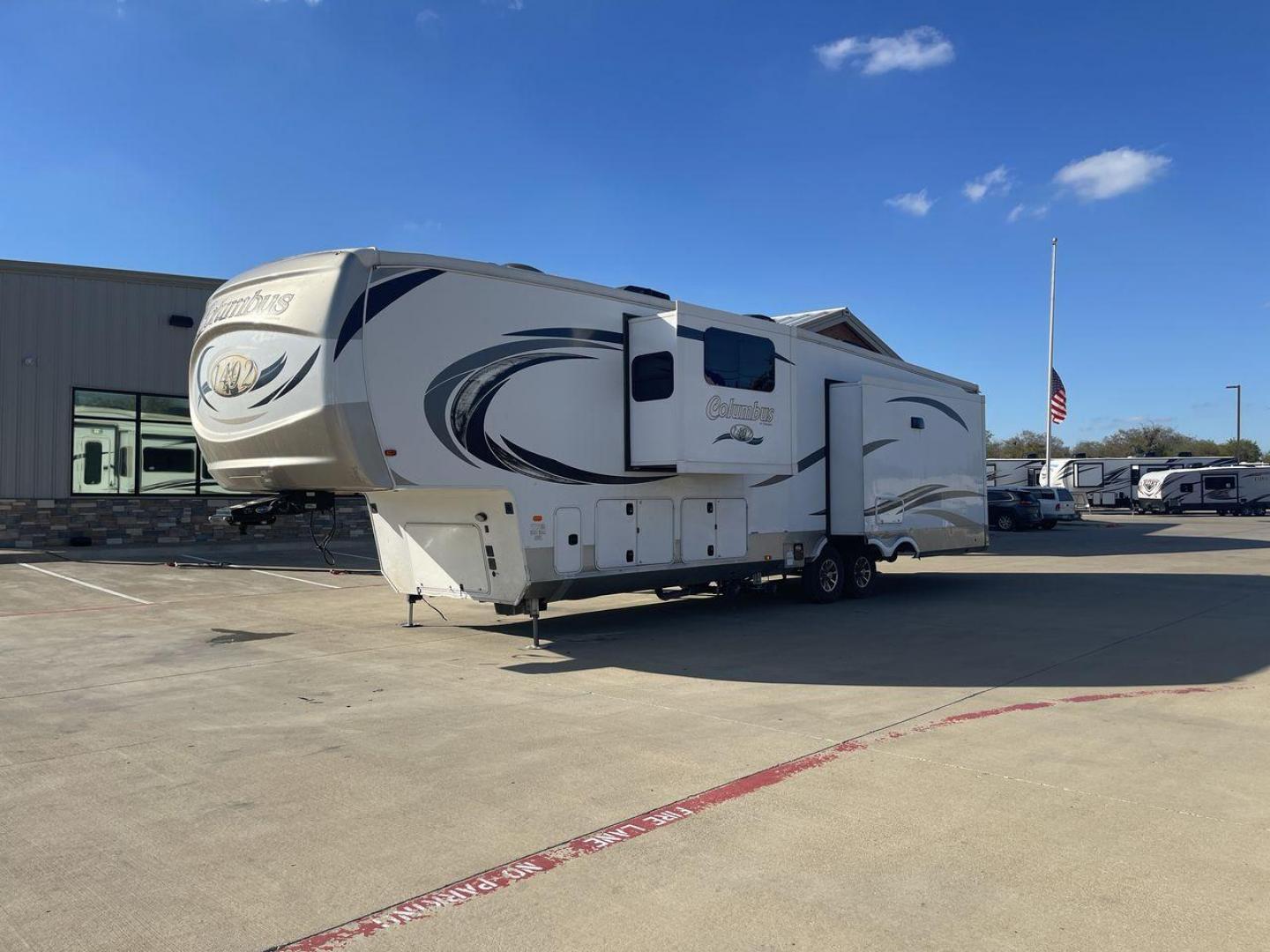 2018 TAN FOREST RIVER COLUNMBUS 383FB (4X4FCMP27J6) , Length: 42.08 ft. | Dry Weight: 13,164 lbs. | Gross Weight: 16,164 lbs. | Slides: 4 transmission, located at 4319 N Main St, Cleburne, TX, 76033, (817) 678-5133, 32.385960, -97.391212 - The 2018 Palomino Columbus 383FB is a luxurious fifth wheel designed to redefine your camping experience with its opulent features and thoughtful layout. This remarkable model boasts a length of 42.08 feet and a dry weight of 13,164 lbs. These specs alone ensure a spacious and stable platform for yo - Photo#26